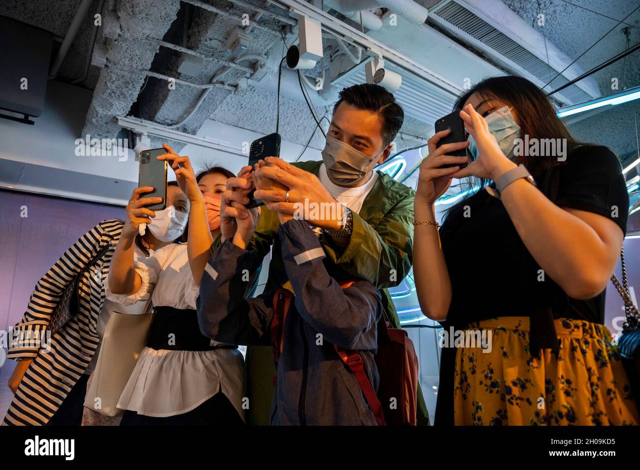Hong Kong, Chine.8 octobre 2021.Les visiteurs utilisent la réalité augmentée (AR) avec leurs smartphones pour interagir avec différentes œuvres d'art lors de la Foire d'art numérique en Asie à Hong Kong, en Chine, le 08 octobre 2021.La foire présente NFT Crypto Art, jetons non fongibles, dans le cadre de la nouvelle tendance de l'art moderne (Credit image: © Miguel Candela/SOPA Images via ZUMA Press Wire) Banque D'Images