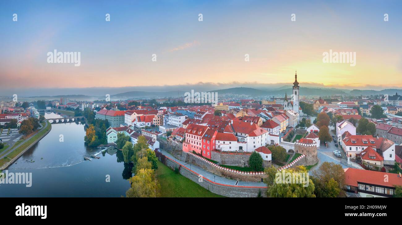 Pisek, Tchéquie.Panorama aérien de la vieille ville au lever du soleil Banque D'Images
