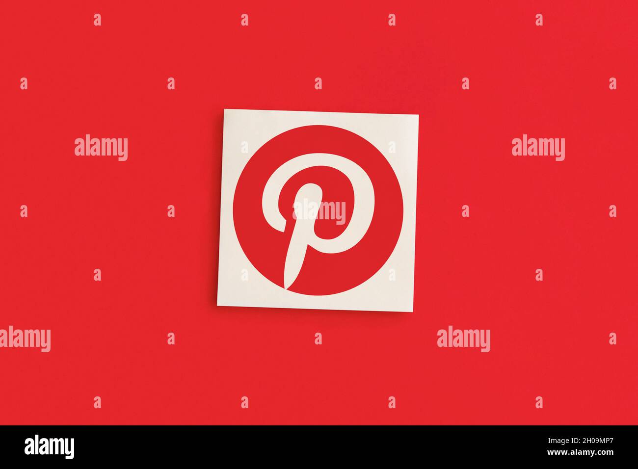 MOSCOU, RUSSIE - 12 octobre 2021 : logo Pinterest sur fond rose Banque D'Images