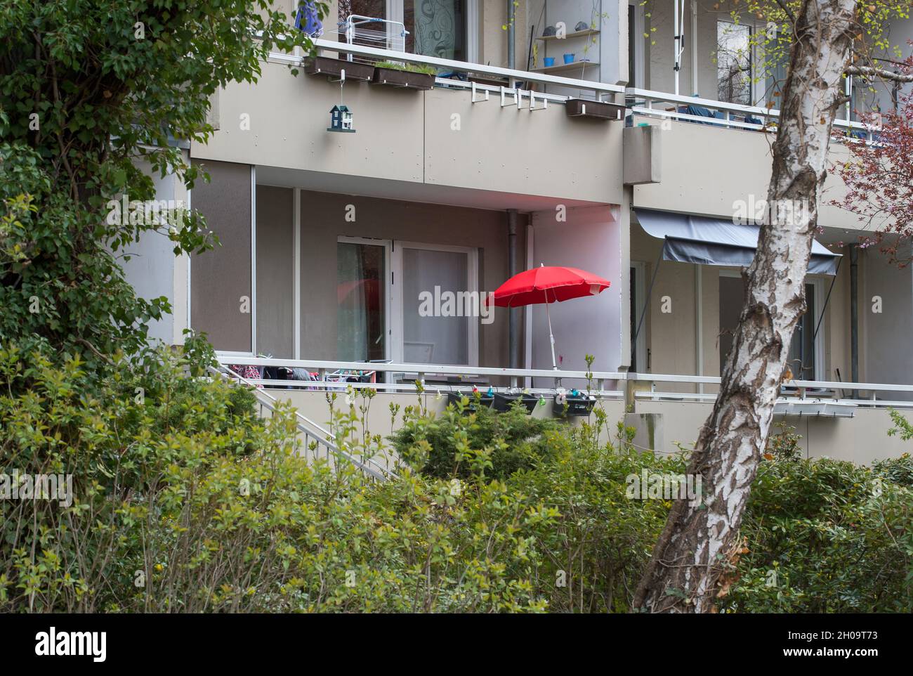 '14.04.2021, Allemagne, , Berlin - balcons d'un immeuble résidentiel avec parasol rouge.0CE210414D003CAROEX.JPG [VERSION DU MODÈLE : NON APPLICABLE, PROPRIÉTÉ Banque D'Images