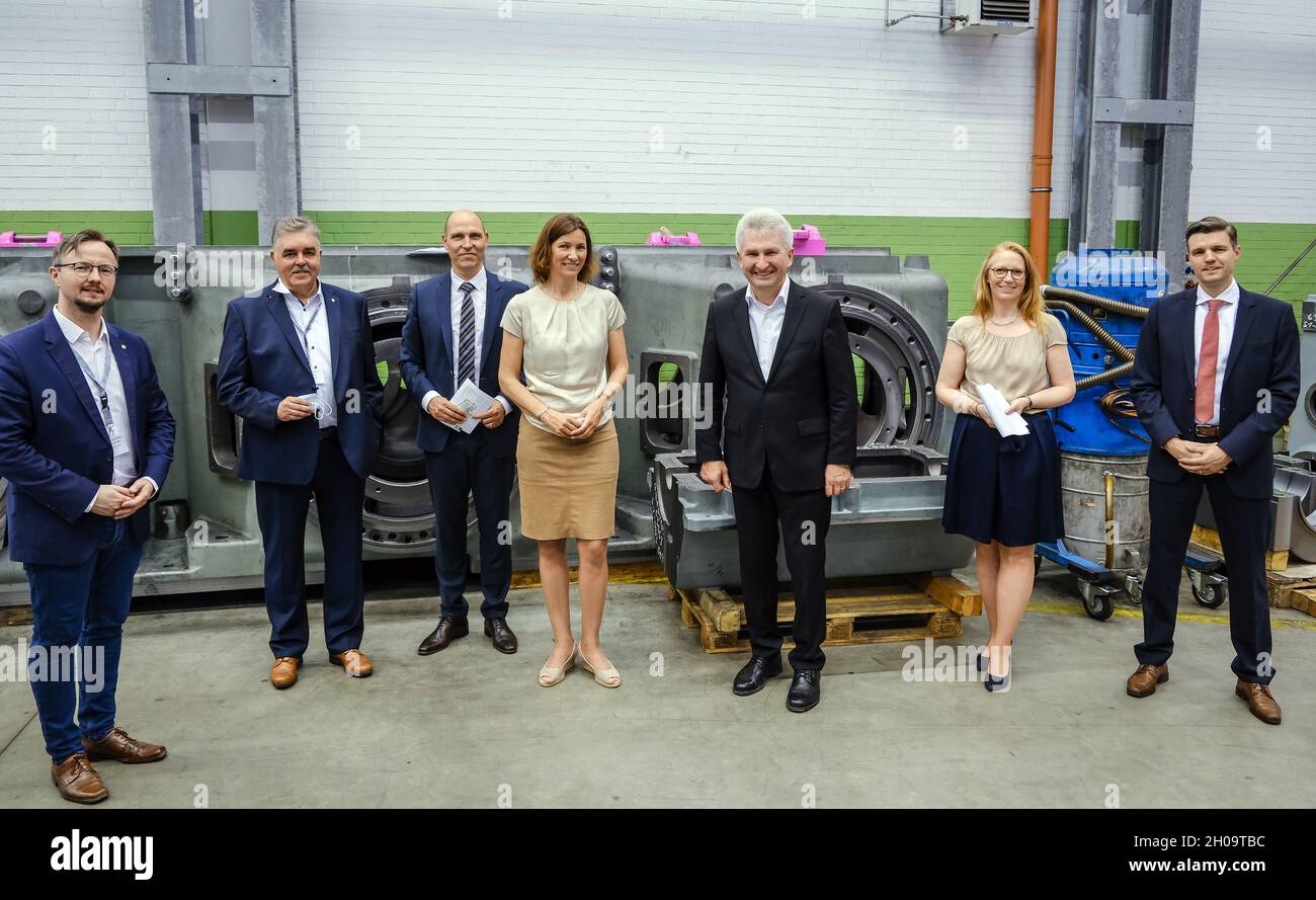 '11.06.2021, Allemagne, Rhénanie-du-Nord-Westphalie, Uebach-Palenberg - Andreas Pinkwart, ministre de l'économie de la NRW, visite ici l'usine de machines du Groupe NEA Banque D'Images