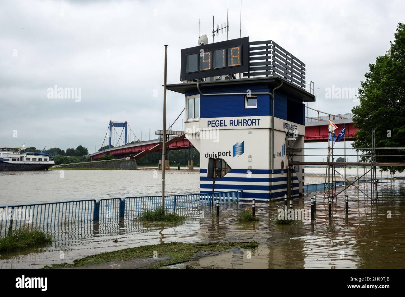 '16.07.2021, Allemagne, Rhénanie-du-Nord-Westphalie, Duisburg - haute eau, niveau d'eau Ruhrort montre plus de 9 mètres, derrière la Friedrich-Ebert-Bruecke.00X2 Banque D'Images