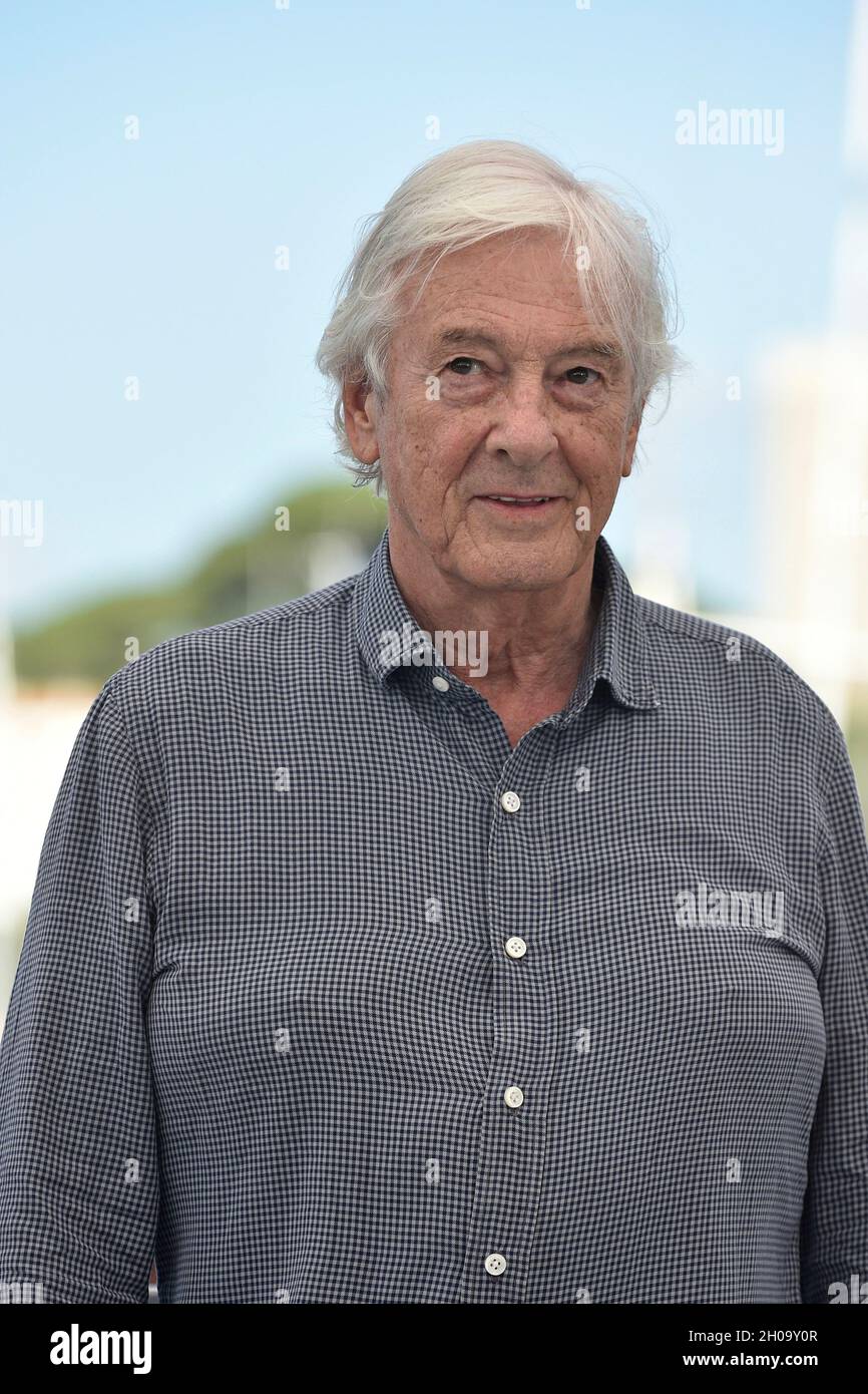 La 74e édition du Festival de Cannes: le réalisateur Paul Verhoeven posant lors d'une séance photo pour le film "Bendetta", le 10 juillet 2021 Banque D'Images