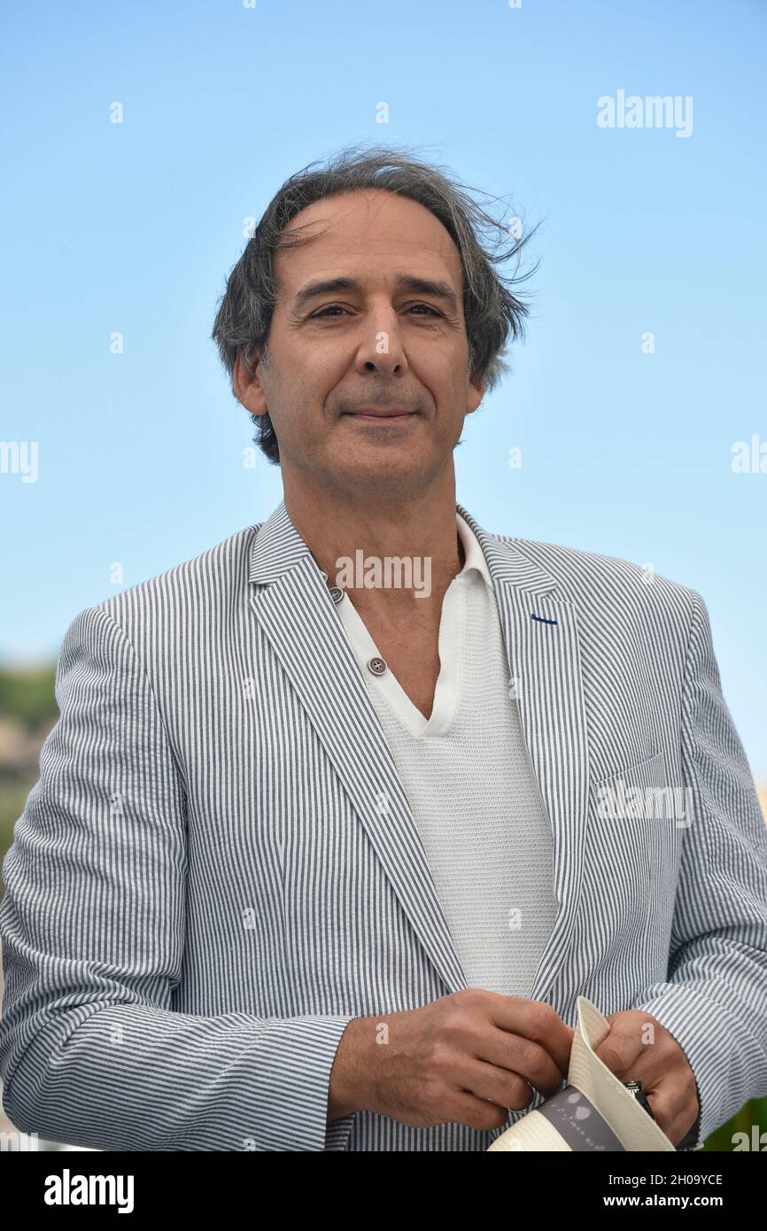 74e édition du Festival de Cannes: compositeur Alexandre Desplat posant lors d'une séance photo pour le film "The French Dispatch", réalisé par Wes and Banque D'Images