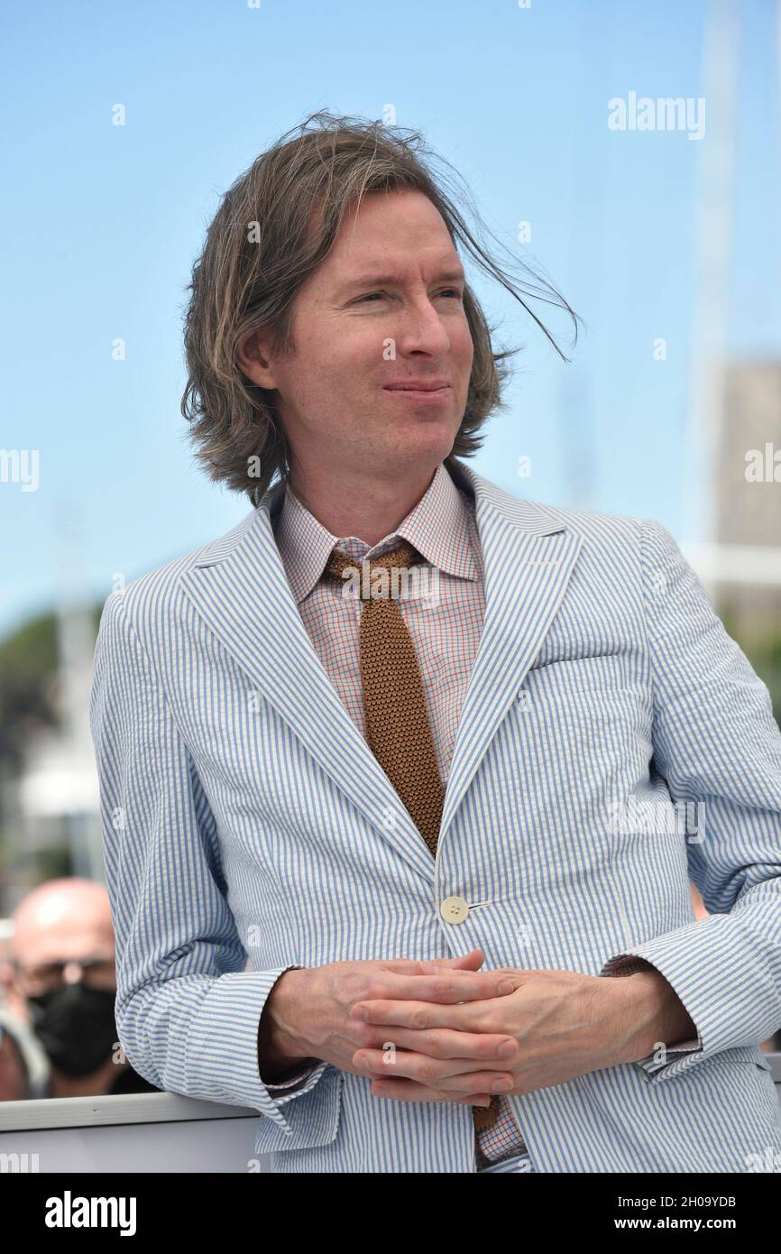 74e édition du Festival de Cannes: le réalisateur Wes Anderson posant lors d'une séance photo pour son film "The French Dispatch", le 13 juillet 2021 Banque D'Images