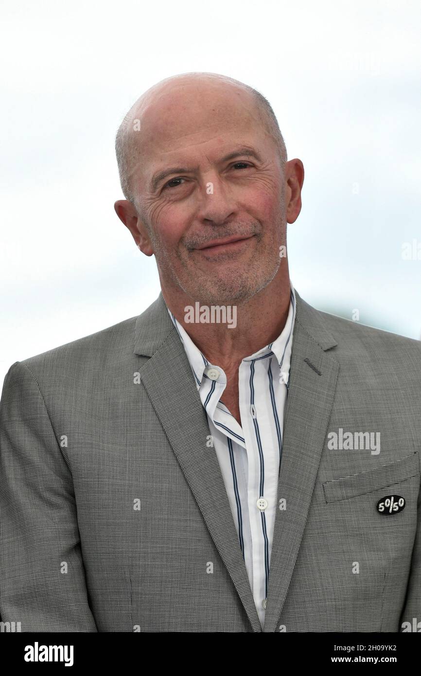 74e édition du Festival de Cannes: le réalisateur Jacques Audiard pose pendant un photocall pour le film "Paris, 13ème District" (Français: "Les Olympia Banque D'Images