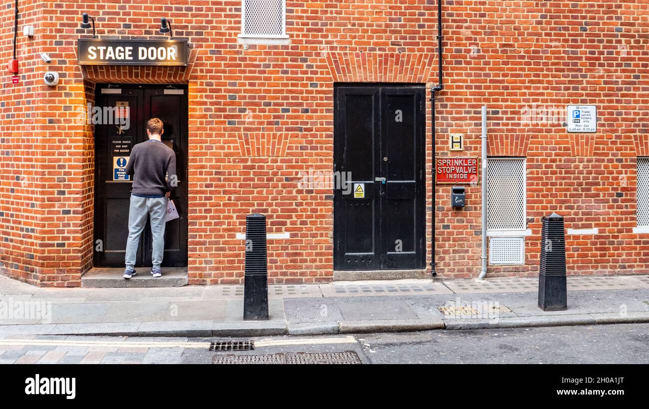 Theatre Stage Door, Londres.Une porte sur scène à l'arrière du théâtre Cambridge, au cœur du quartier des théâtres du West End. Banque D'Images
