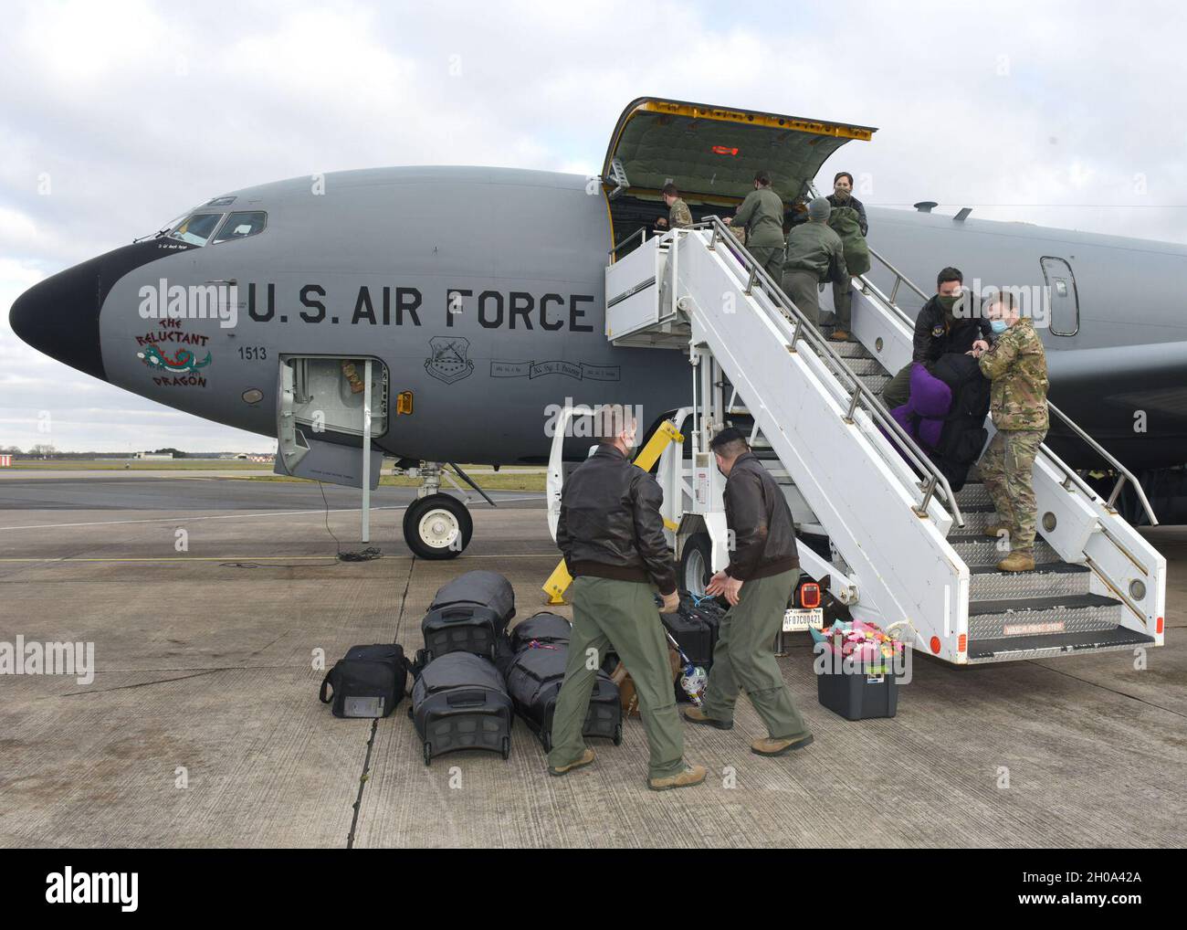 Les dirigeants et les aviateurs du 100e Groupe des opérations déchargent un avion KC-135 Stratotanker alors qu'ils se préparent à accueillir chez eux des aviateurs sanglants de centième revenant d'un déploiement soutenant le Commandement central des États-Unis le 1er février 2021, à Royal Air Force Mildenhall, en Angleterre.Des aviateurs de la 100e Escadre de ravitaillement en vol ont appuyé les biens du ministère de la Défense impliqués dans l'opération Octave Quartz, qui a impliqué le déplacement des forces américaines en Somalie. Banque D'Images