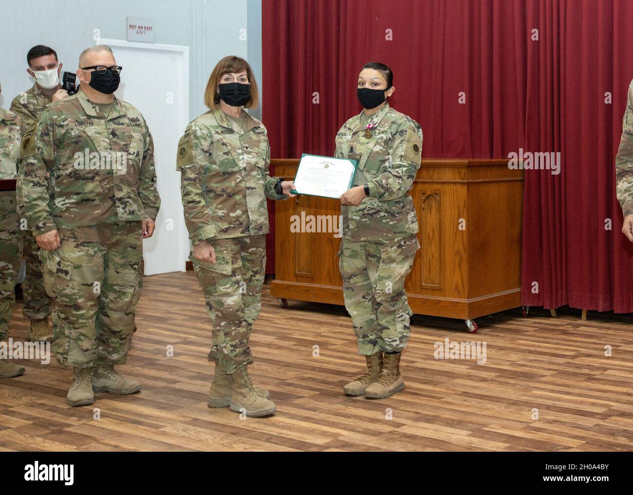 Bang.Le général Dianne Del Rosso, commandant adjoint du 1er Commandement du soutien du théâtre, remet une médaille de service méritoire au 1er Sgt.Leticia Mendez, conseillère principale inscrite, siège social et siège social, 311e Commandement du soutien expéditionnaire, lors d'une cérémonie de remise des prix le 4 janvier 2021 au Camp Arifjan, au Koweït.La performance exemplaire de Mendez en tant que premier sergent du 311e ESC a eu des contributions durables pendant le déploiement de l’unité dans la zone de responsabilité du Commandement central des États-Unis. Banque D'Images