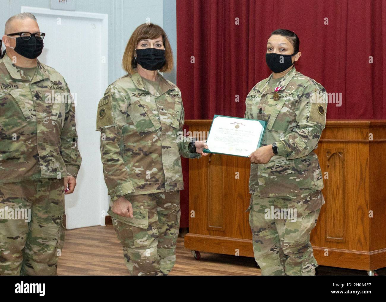 Bang.Le général Dianne Del Rosso, commandant adjoint du 1er Commandement du soutien du théâtre, remet une médaille de service méritoire au 1er Sgt.Leticia Mendez, conseillère principale inscrite, siège social et siège social, 311e Commandement du soutien expéditionnaire, lors d'une cérémonie de remise des prix le 4 janvier 2021 au Camp Arifjan, au Koweït.La performance exemplaire de Mendez en tant que premier sergent du 311e ESC a eu des contributions durables pendant le déploiement de l’unité dans la zone de responsabilité du Commandement central des États-Unis. Banque D'Images