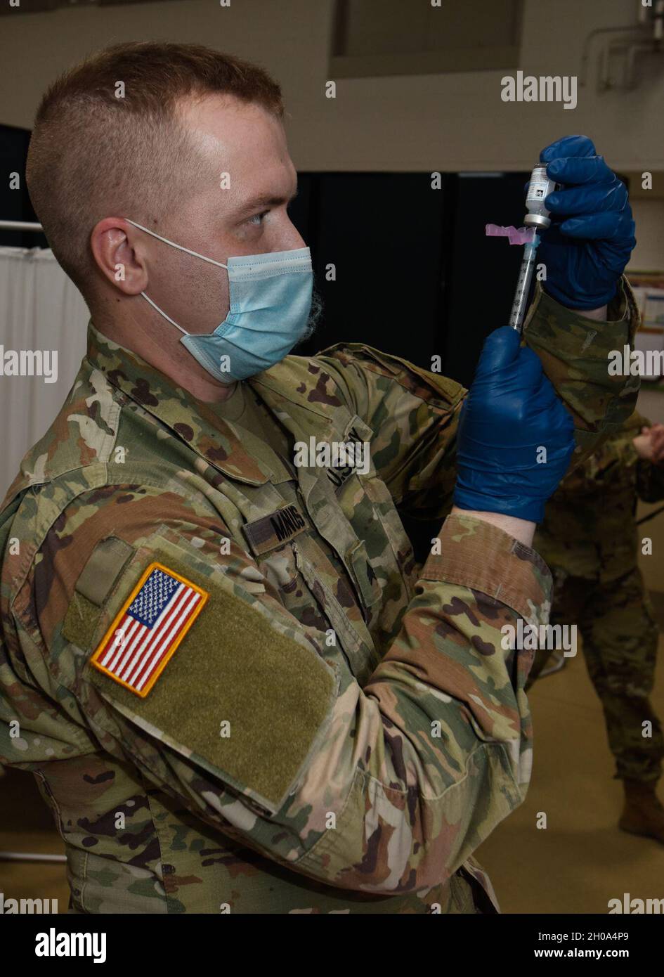 Sgt.Stephen Maynus prépare une dose de vaccin COVID-19 pour administration lors d'un déploiement de vaccin à Camp Johnson, Vermont, le 4 janvier 2021.Soixante soldats et aviateurs ont reçu la vaccination le 4 janvier, et d'autres tirs sont prévus pour les 6 et 8 janvier.Maynus est une clinique de soins de santé NCO avec le détachement médical de la Garde nationale de l'Armée du Vermont. Banque D'Images