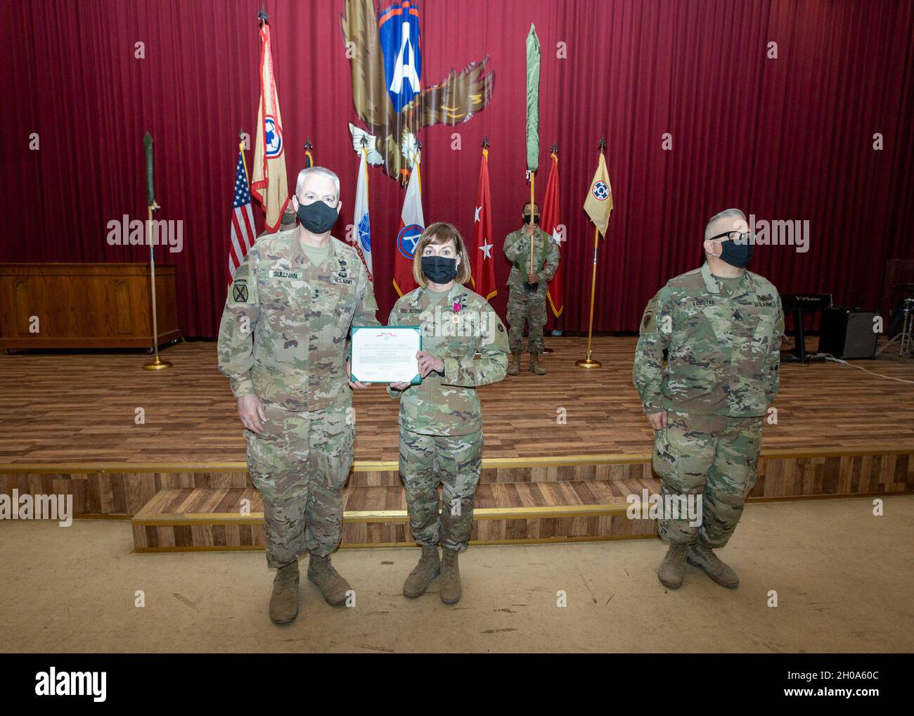 Le général de division John P. Sullivan (à gauche), commandant général du 1er Commandement du soutien du théâtre, présente une Légion du mérite à Brig.Le général Dianne Del Rosso (au centre), commandant général sortant du 1er TSC et commandant général du 311e Commandement du soutien expéditionnaire, lors d'une cérémonie de transfert d'autorité le 5 janvier 2021 au Camp Arifjan, au Koweït.Del Rosso a reçu le prix pour son leadership incroyable pendant le déploiement de l’unité dans la zone de responsabilité du Commandement central des États-Unis. Banque D'Images