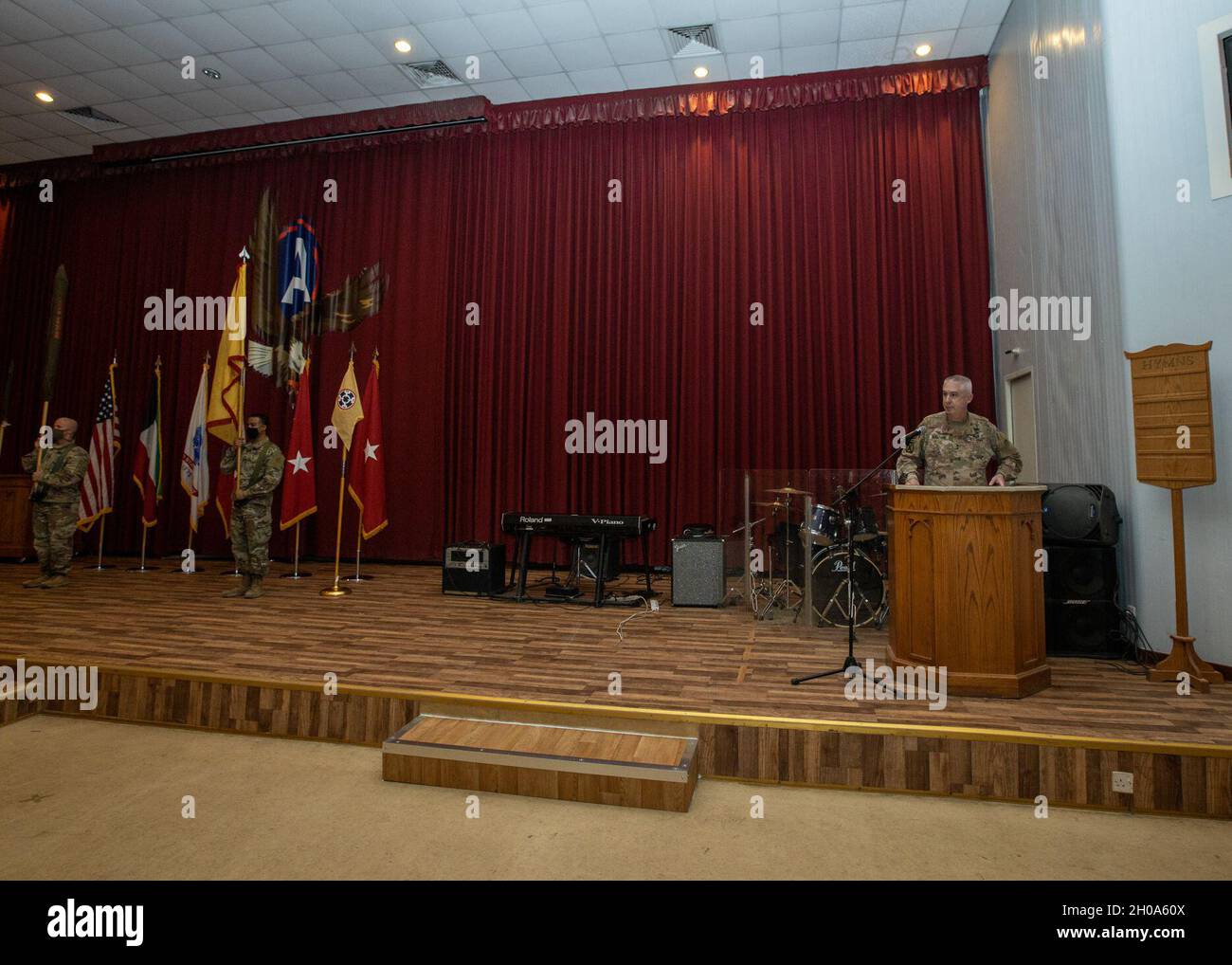 Le général de division John P. Sullivan, commandant général du 1er Commandement du soutien du théâtre, félicite Brig.Général Dianne Del Rosso, commandant général du 311e Commandement du soutien expéditionnaire et commandant général sortant du 1er TSC, Sgt du commandement.Le Maj. George Luedtke, conseiller principal inscrit, 311ème ESC, et leurs soldats sur un travail bien fait pendant son discours lors de la cérémonie de transfert d'autorité tenue le 5 janvier 2021 au Camp Arfijan, au Koweït.Sullivan accueille également Brig.Le général Justin Swanson, commandant général de la 310e ESC et commandant adjoint entrant du 1er TSC, et le Sgt de commandement.Maj. K Banque D'Images