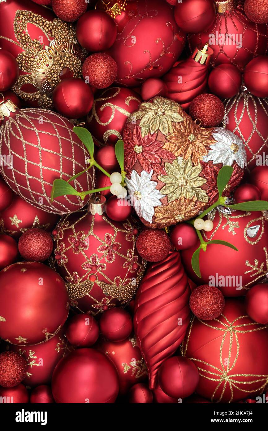 Arrière-plan abstrait de Noël romantique avec des décorations de boule rouge et or.Noël festive saison composition.Vue de dessus. Banque D'Images