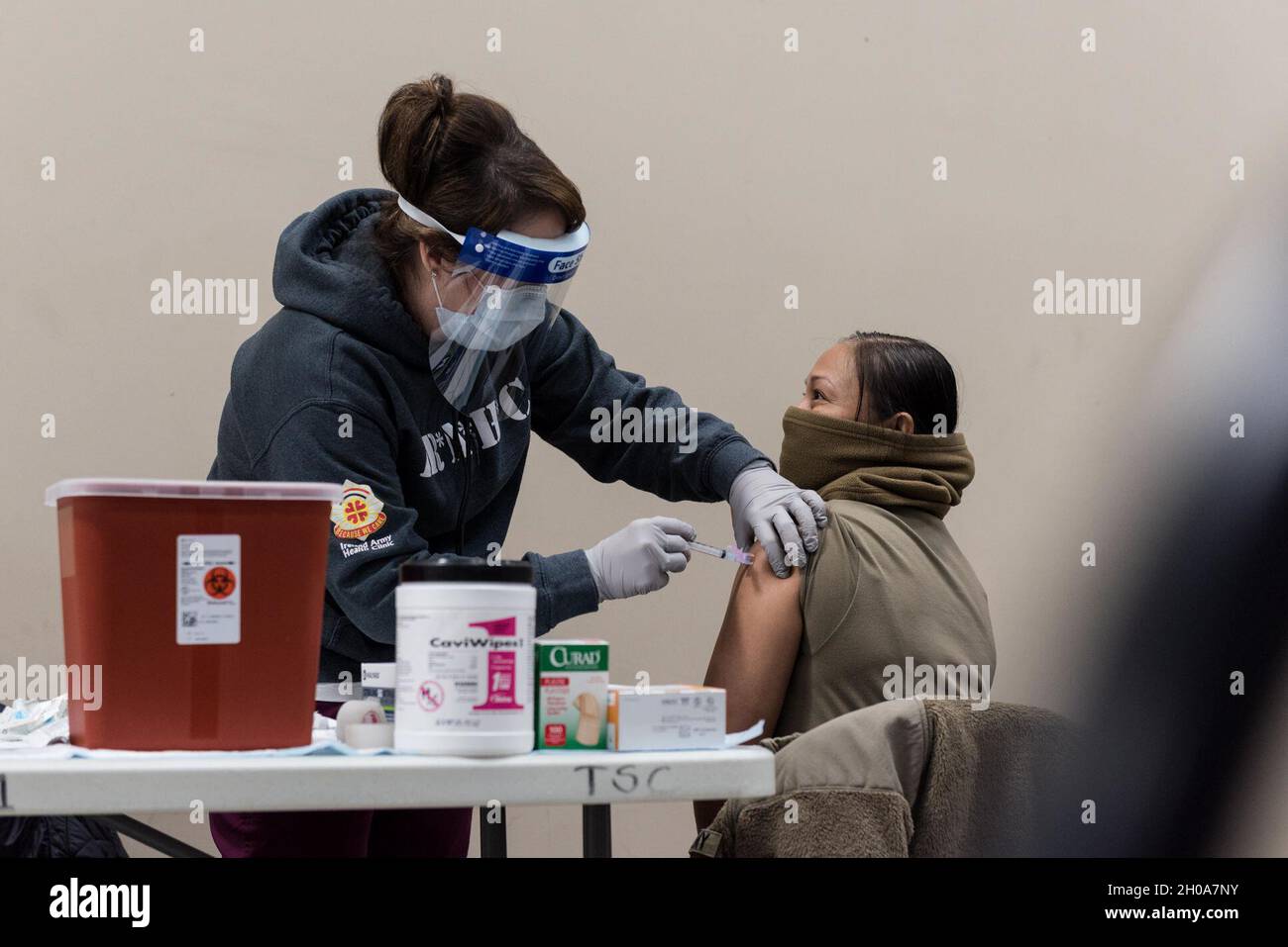 Fort KNOX l'infirmière pratique autorisée de MEDDAC Christine Campbell administre la première vaccination COVID-19 de la journée à l'Adjudant-chef 2 Ann Alexander, agente principale de la sécurité alimentaire de fort KNOX public Health Activity, le 6 janvier 2021, dans le bâtiment 1747 en poste Banque D'Images