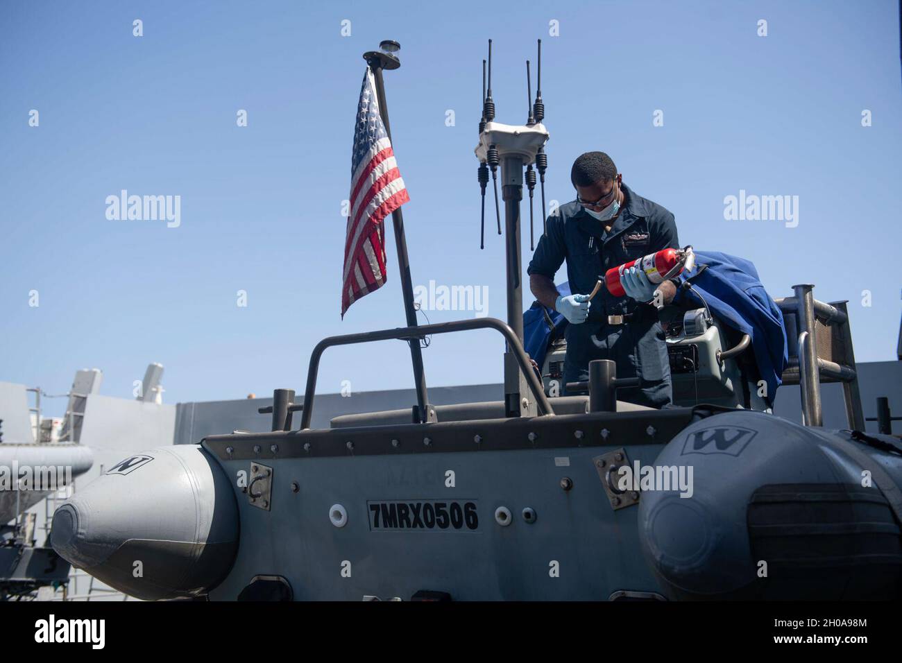 210106-N-FO865-3014OCÉAN INDIEN (janv6, 2020) – l'apprenti Jayquan Jamerson, marin de la Marine américaine, effectue l'entretien d'un extincteur dans un bateau gonflable à coque rigide de guerre spéciale de 11 mètres à bord du navire de transport amphibie USS San Diego (LPD 22).Le San Diego, avec le groupe de préparation amphibie de l'île de Makin, et la 15e unité expéditionnaire maritime mènent des opérations dans la zone de responsabilité de la 6e flotte des États-Unis. Banque D'Images