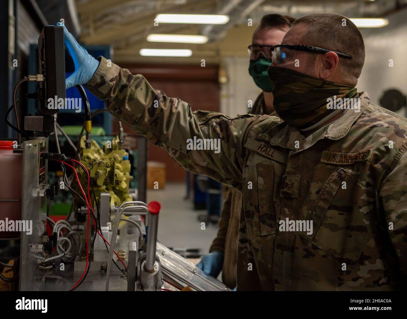 Sergent d'état-majorSteven Hall, 4th Component Maintenance Squadron, expédieur d'installation de réparation centralisée (avant), et Tech.Sgt.Jeremy Fannin, 4 CMS central Repair Facility NCO en charge (retour), se préparer à tester un actionneur de stabilisateur à la base aérienne Seymour Johnson, Caroline du Nord, le 7 janvier 2021.SJAFB est la seule base, à l'exception de l'usine de dépôt de Hill AFB, Utah, qui peut réparer le côté hydraulique des actionneurs de stabilisateur. Banque D'Images