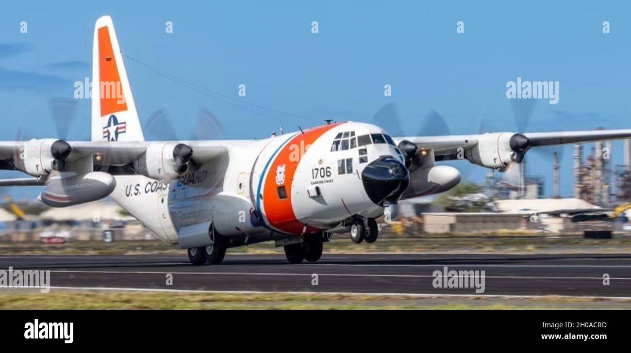 Une station aérienne Barbers point HC-130 Hercules se déploie pour rechercher l'équipage du navire de pêche Yong-Yu-Sing no 18, à 550 milles au nord-est de l'île Midway, le 8 janvier 2020.La recherche était en cours depuis le 31 décembre 2020, après que le Centre de coordination des opérations de sauvetage de Taipei ait perdu le contact avec le navire. Banque D'Images