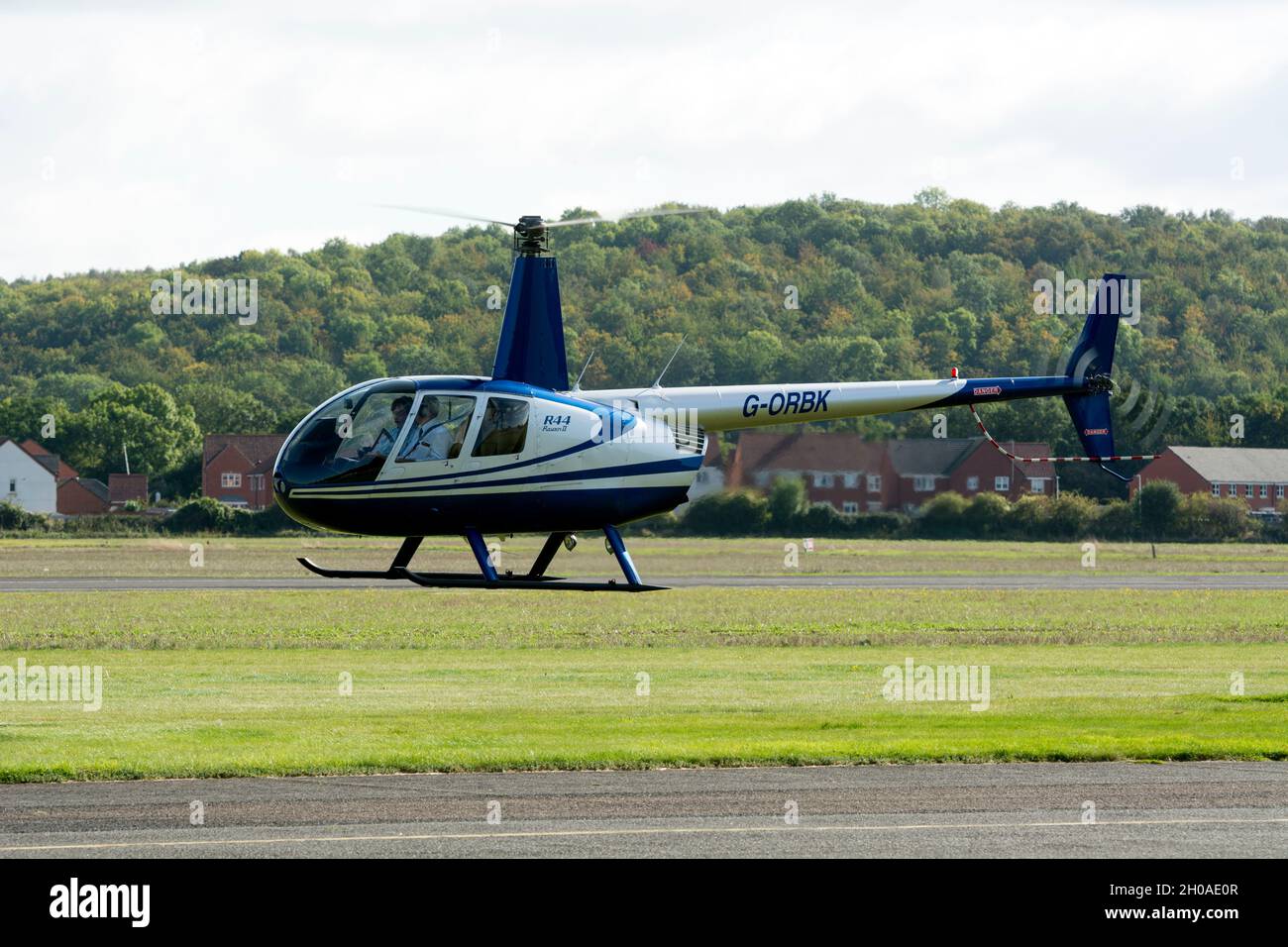 Hélicoptère Robinson R44 Raven II (G-ORBK) à Wellesbourne Airfield, Warwickshire, Royaume-Uni Banque D'Images