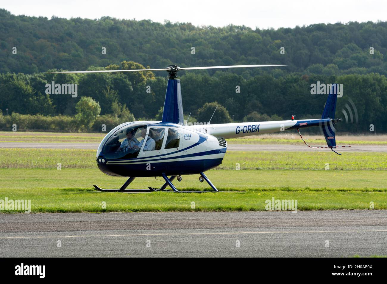 Hélicoptère Robinson R44 Raven II (G-ORBK) à Wellesbourne Airfield, Warwickshire, Royaume-Uni Banque D'Images