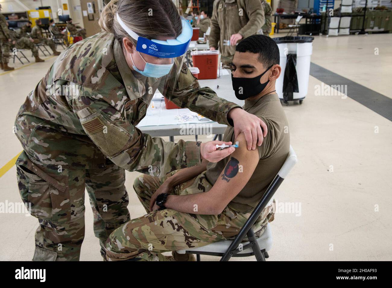 L'adjudant Michael Hymes affecté à la Compagnie Bravo, 2e Bataillon de l'aviation de soutien général, 211e Régiment de l'aviation, Garde nationale du Minnesota, reçoit la vaccination Moderna COVID-19 à l'installation de soutien de l'aviation de l'Armée à St. Cloud, Minnesota, le 9 janvier 2021.En vue d'un déploiement à venir, environ 60 soldats ont reçu la première d'une série de deux doses de la vaccination Moderna COVID-19.(Minnesota Banque D'Images