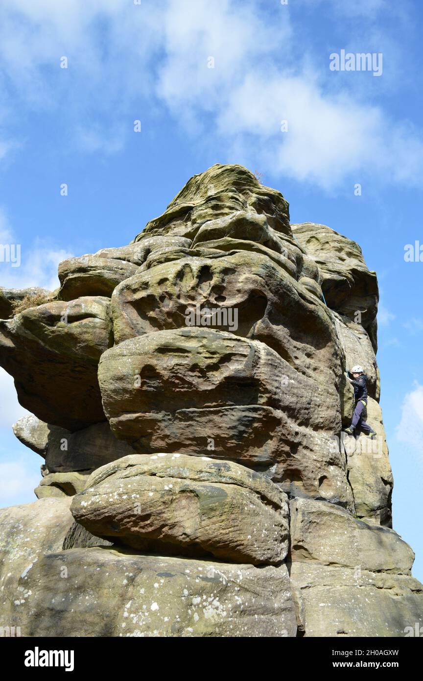 Bingham rocks enfant escalade dans Harrogate North Yorkshire Royaume-Uni Banque D'Images