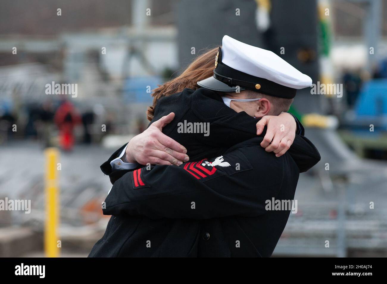 Le compagnon du chef Machiniste (nucléaire) Colin Peffley embrasse sa petite amie Lacey Montgomery quelques instants après le retour de l'USS North Dakota (SSN 784) à la base sous-marine de New London à Groton, le lundi 11 janvier 2021, après un déploiement régulier de six mois.Le USS North Dakota (SSN 784) est retourné à la base sous-marine de New London à Groton le lundi 11 janvier 2021, après un déploiement régulier de six mois. Banque D'Images