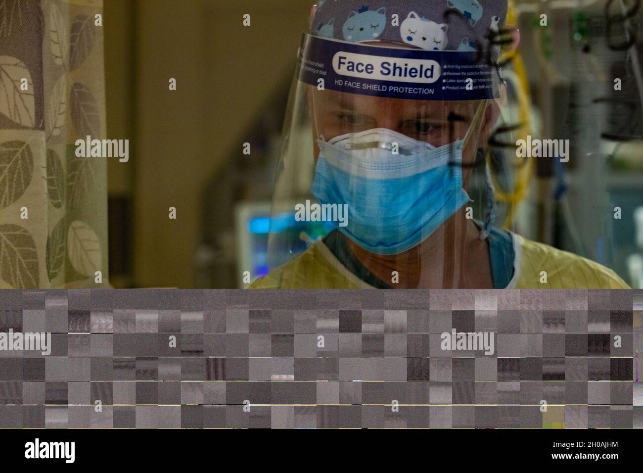 Le capitaine de l’armée américaine Jason Webb, un médecin affecté au 534e détachement médical, 3e corps médical, documente les paramètres vitaux d’un patient au Centre médical régional Arrowhead, Colton, Californie, le 11 janvier 2021.TU.S.Le Commandement du Nord, par l'entremise de l'Armée du Nord des États-Unis, demeure déterminé à fournir un soutien souple du ministère de la Défense à la réponse COVID-19 de toute l'Amérique. Banque D'Images