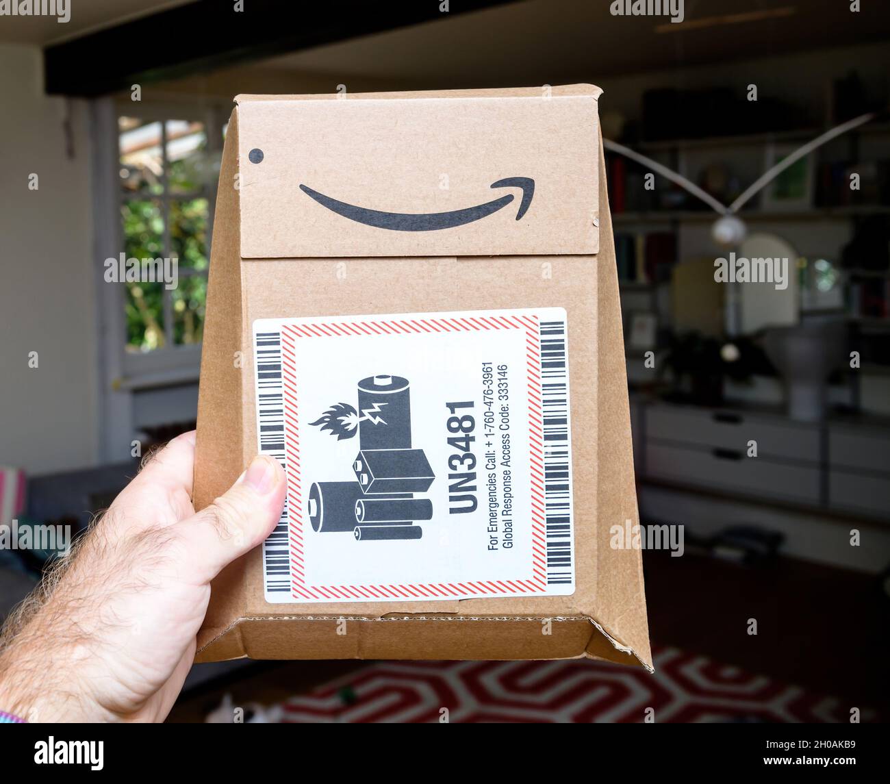 Emballage contenant l'emballage en carton Amazon Prime avec autocollant  UN3481 Photo Stock - Alamy
