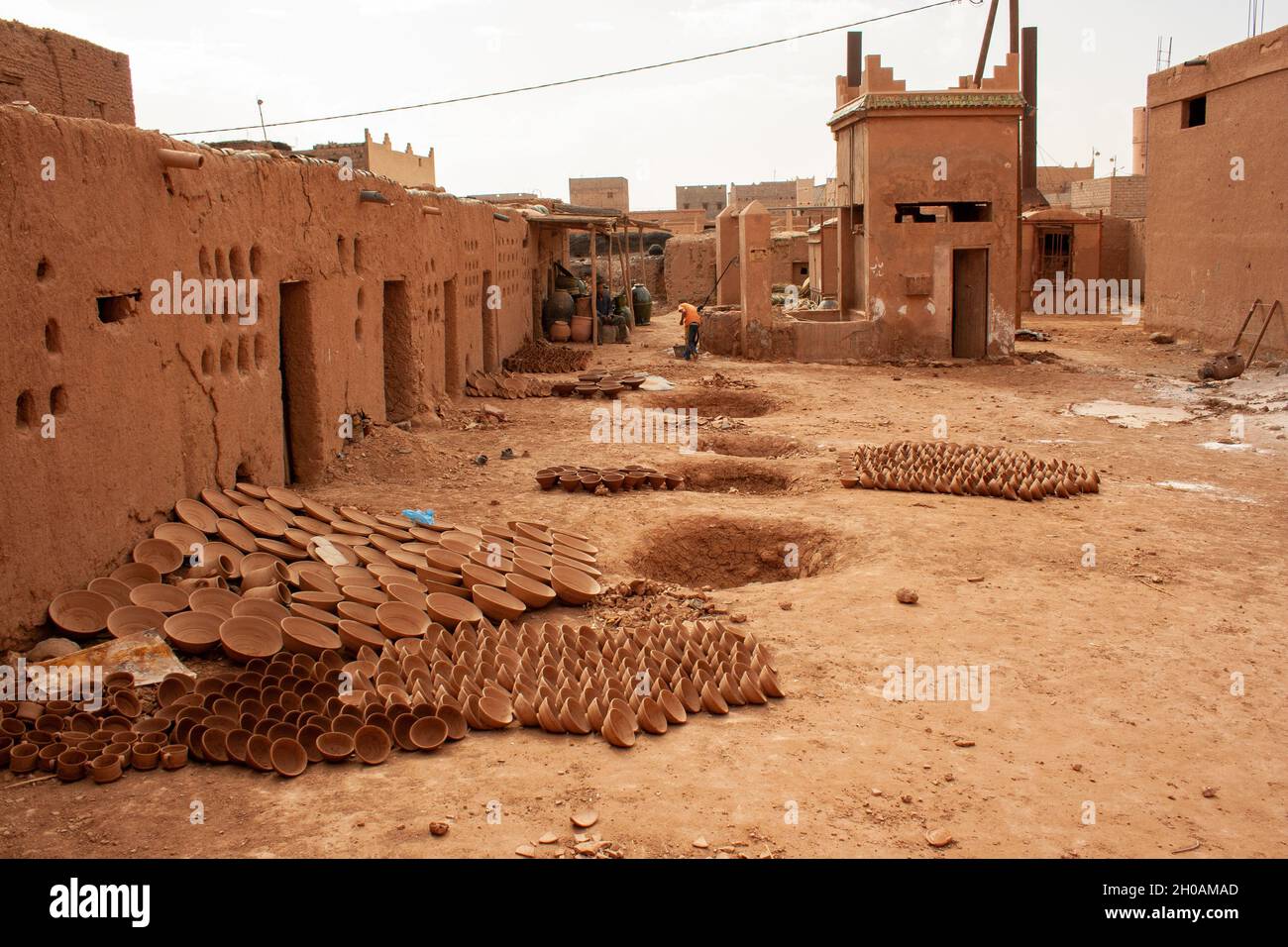 Poterie marocaine traditionnelle dans un village rural Banque D'Images