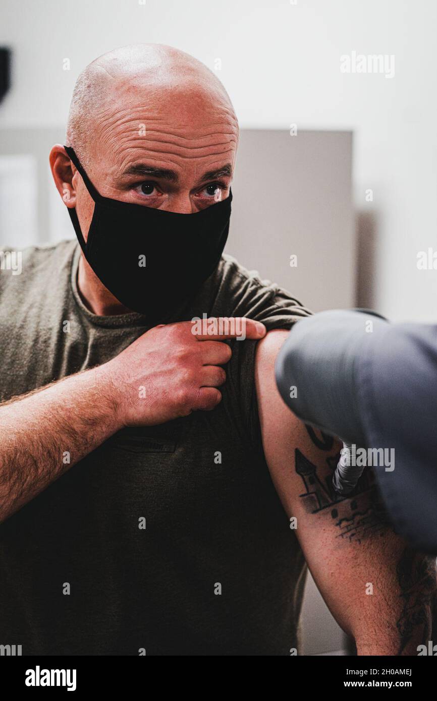 Sergent du corps des Marines des États-UnisMaj. Brian Anderson, major de sergent-bataillon, 1er Bataillon, 7e Régiment maritime, 1re Division maritime,Reçoit le vaccin Moderna SRAS-COV-2 à l'hôpital naval Robert E. Bush, Marine corps Air Ground combat Centre, Twentynine Palms, Californie, le 12 janvier 2021.L'hôpital naval a administré le vaccin pour appuyer les efforts du gouvernement visant à lutter contre la pandémie, à préserver la santé de la force et à améliorer l'assurance de la mission. Banque D'Images