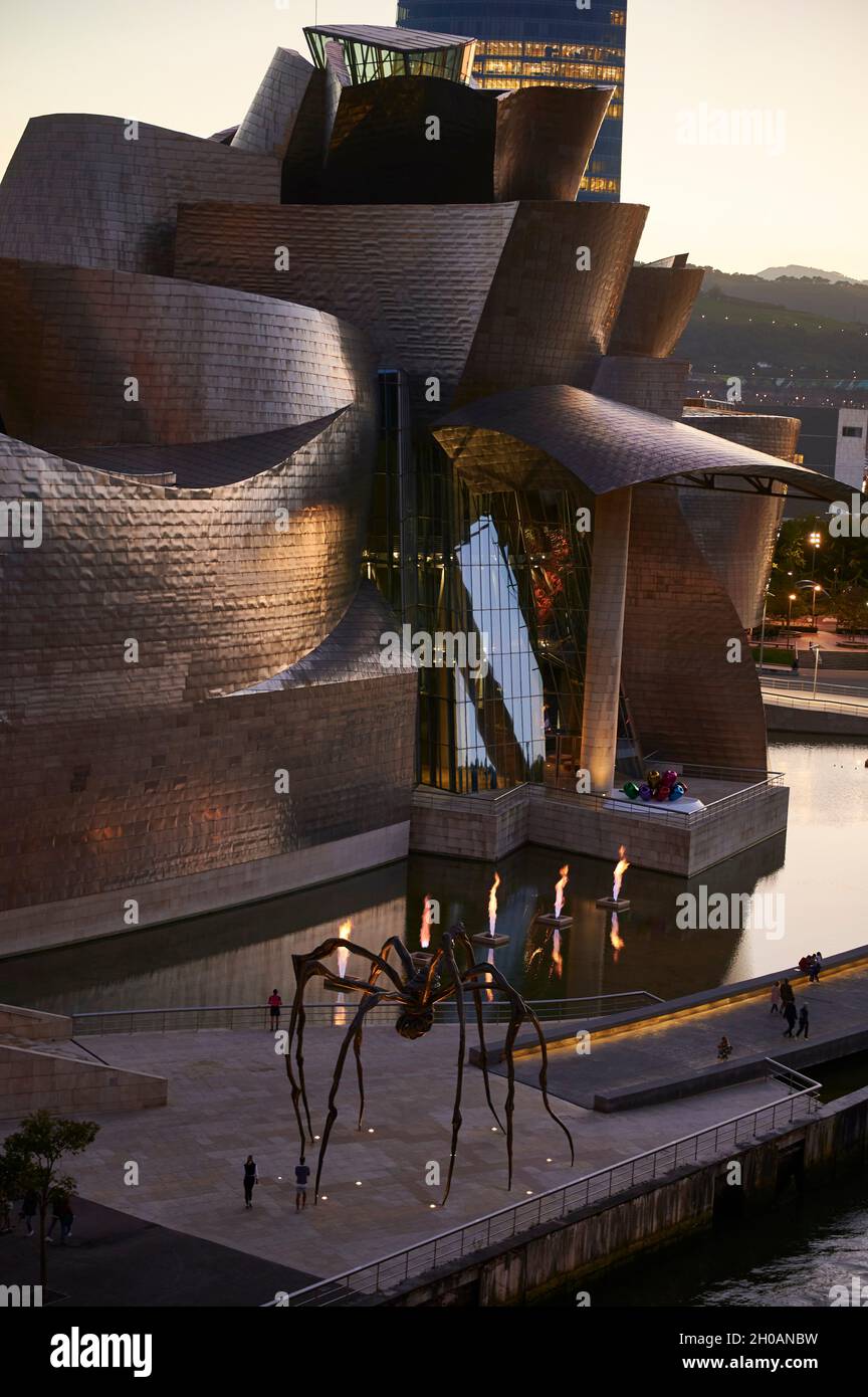 Vue sur le musée Guggenheim en soirée, Bilbao, pays basque, Espagne, Europe Banque D'Images