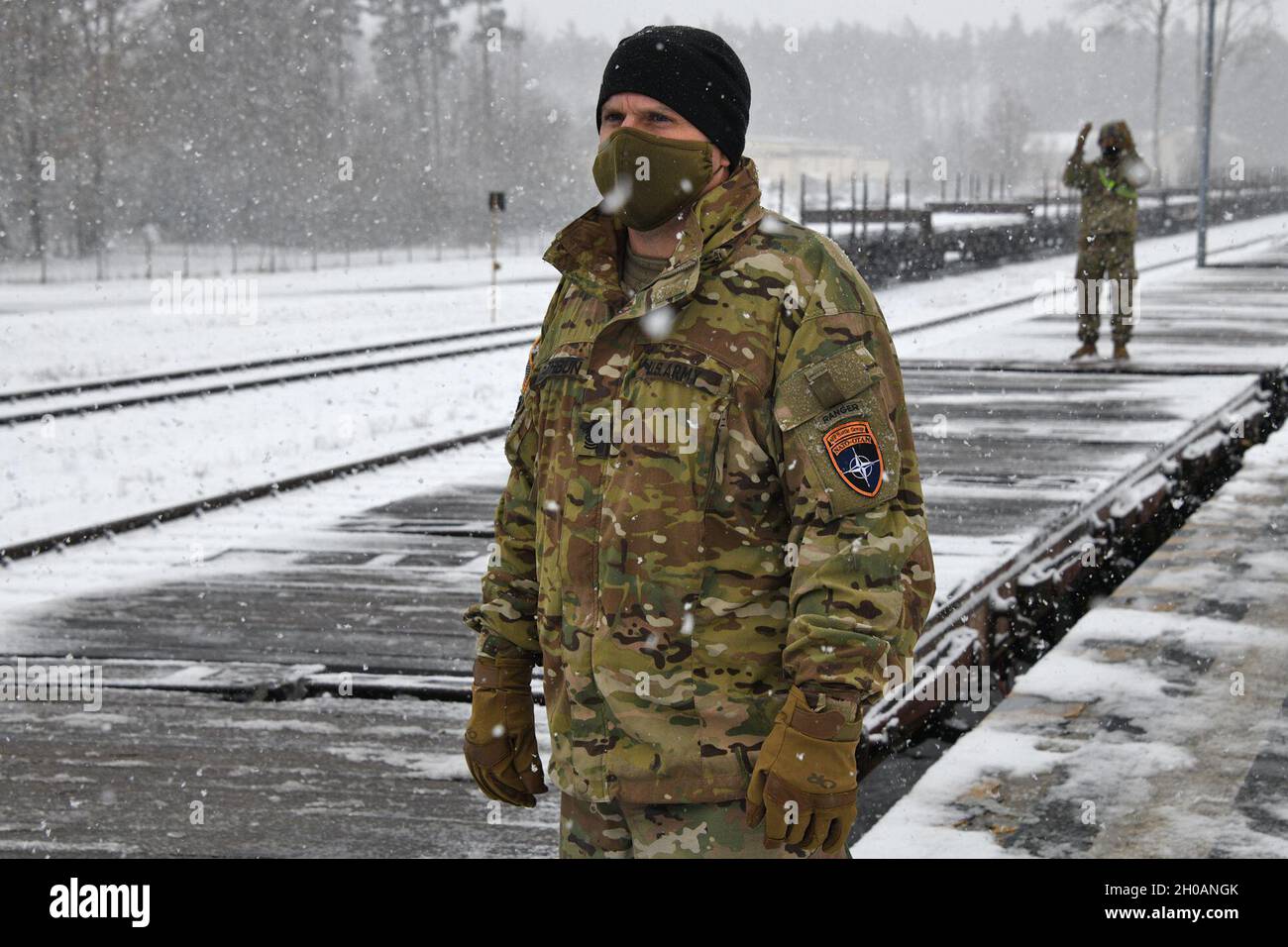 1er Escadron, 2e Escadron, Commandement du Régiment de cavalerie, STG.Le Maj. Brian J. Rathbun observe les opérations de la tête de l’escadron à Rose Barracks, Vilseck, Allemagne, le 12 janvier 2021.En 2021, le 1er Escadron assumera la responsabilité du groupement tactique de l'OTAN pour la présence avancée renforcée de la Pologne. Banque D'Images