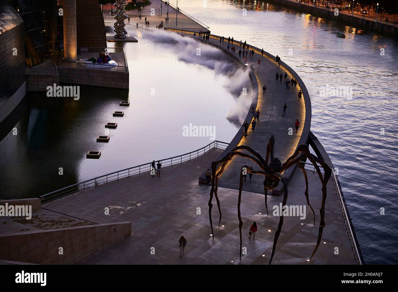 Vue sur la passerelle du musée Guggenheim en soirée, Bilbao, pays basque, Espagne, Europe Banque D'Images