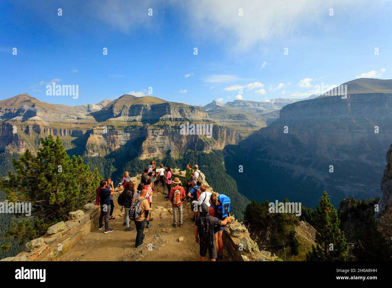 Un groupe de randonneurs admirer le parc national d'Ordesa depuis un seul observatoire.Espagne Banque D'Images