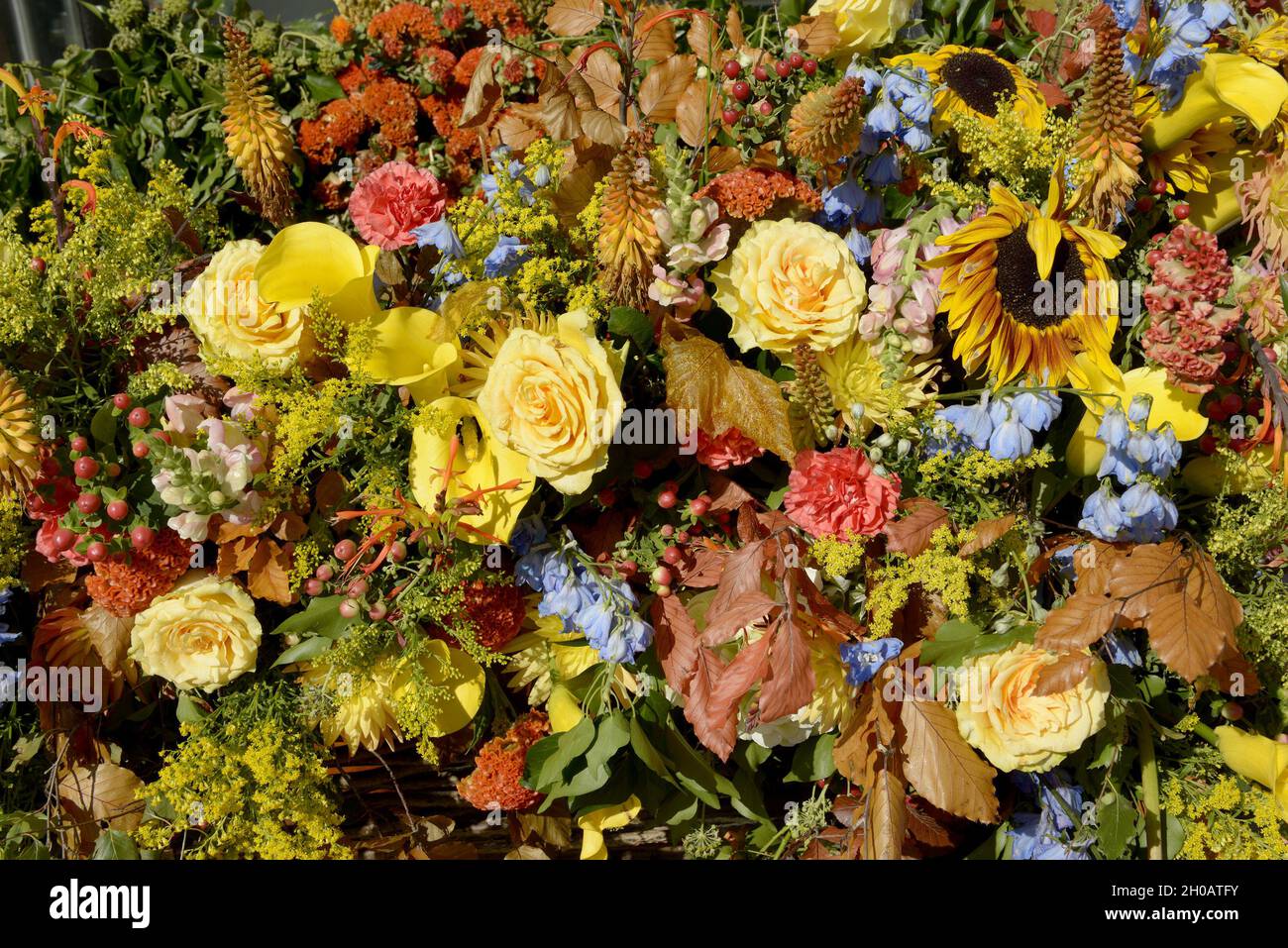 Exposition de fleurs pendant Chelsea in Bloom exposition d'art florale annuelle et douche de fleurs dans les boutiques et les rues de Chelsea mis sur pour coïncider avec le Chelse Banque D'Images