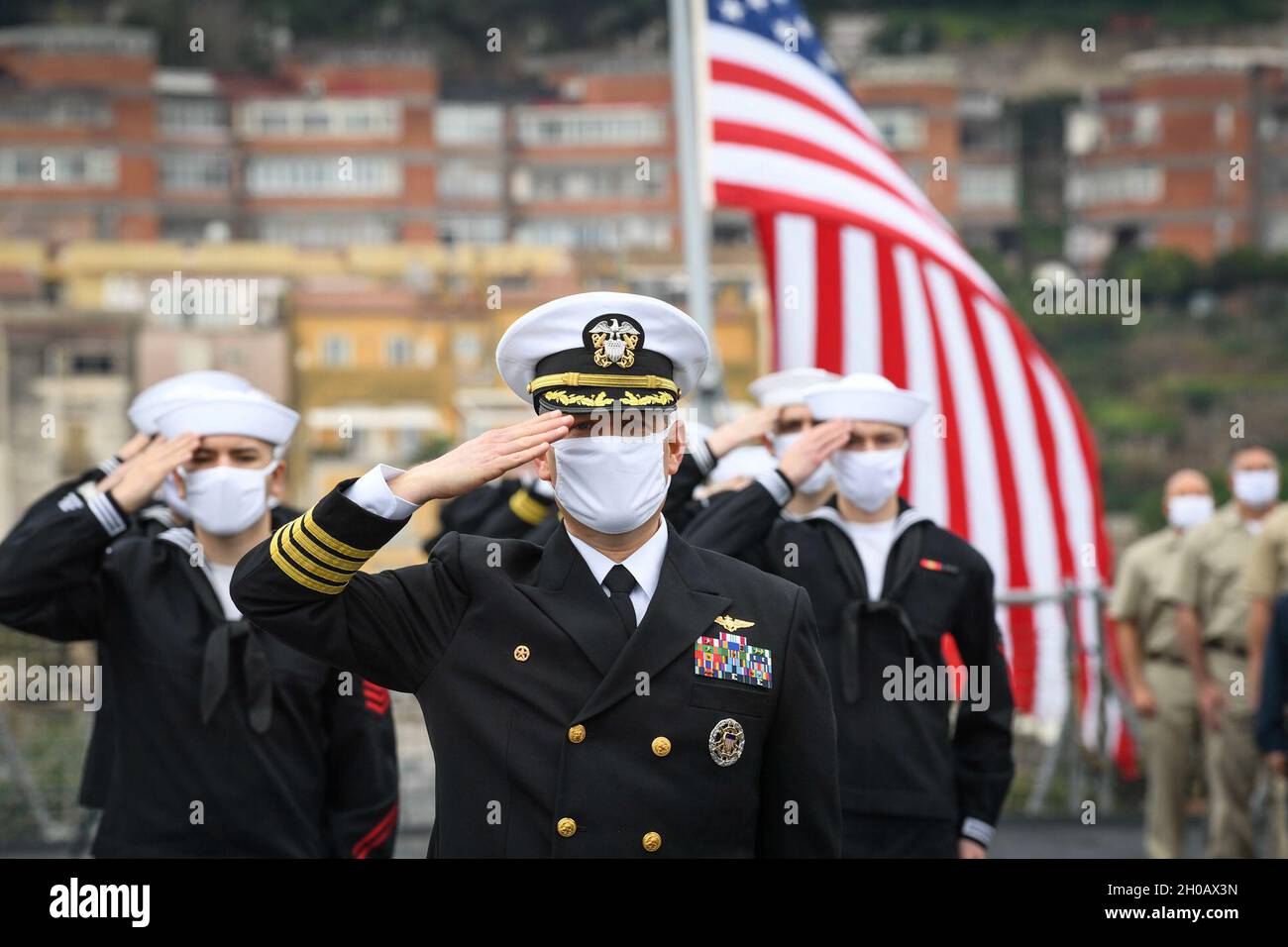 120114-N-XT273-0040 GAETA, Italie (janv14, 2021) le capitaine Dave Pollard, commandant de l'USS Mount Whitney, et l'équipage du sixième navire de commandement et de contrôle de la flotte américaine USS Mount Whitney (LCC 20) saluent lors de la photo de l'équipage de célébration du 50e anniversaire du navire, le 14 janvier 2021, à Gaeta, en Italie.La U.S. Sixth Fleet, dont le siège est à Naples, en Italie, mène toute la gamme des opérations conjointes et navales, souvent de concert avec des partenaires alliés et interagences, afin de promouvoir les intérêts nationaux, la sécurité et la stabilité des États-Unis en Europe et en Afrique. Banque D'Images