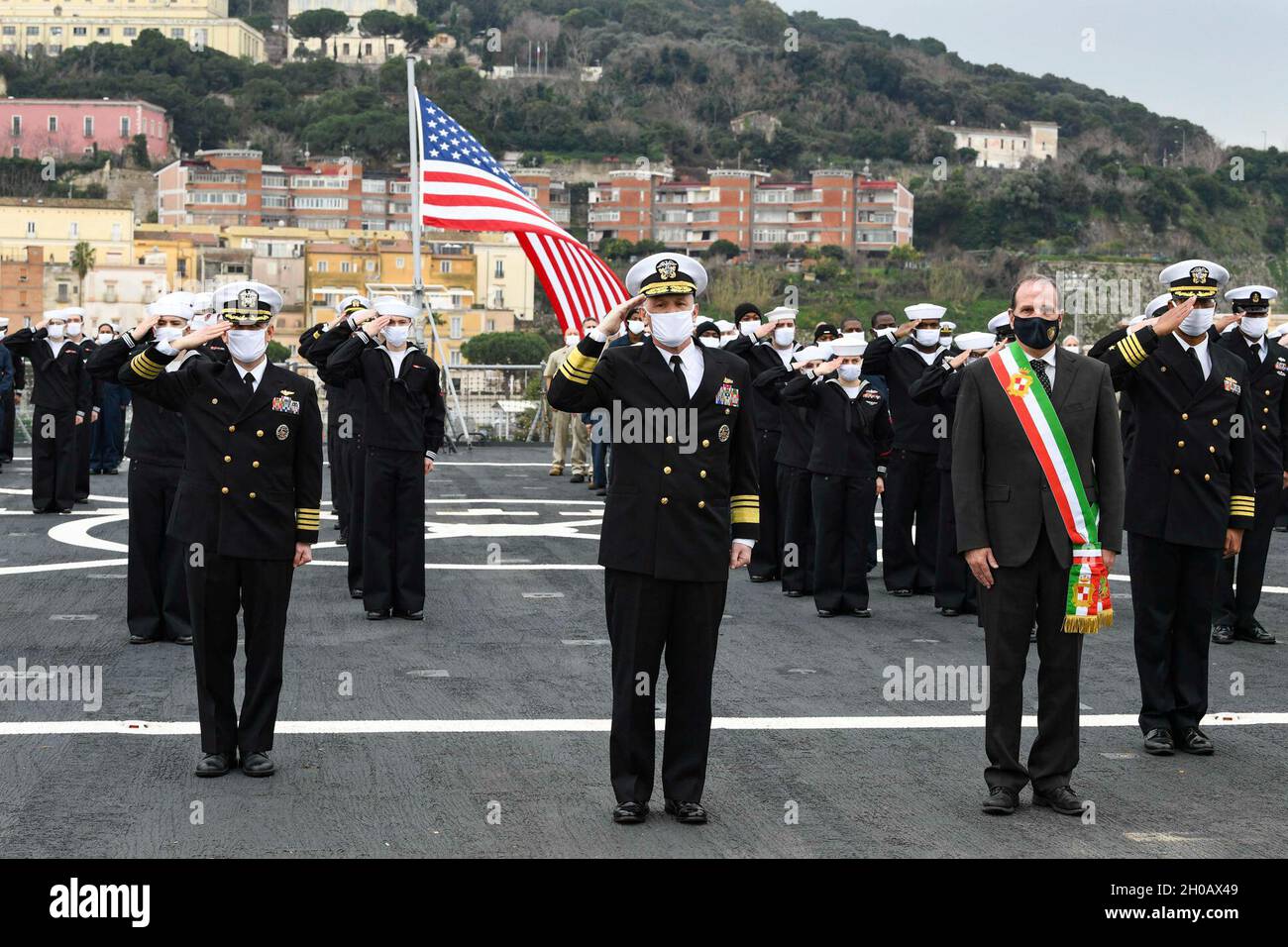 120114-N-XT273-0030 GAETA, Italie (janv14, 2021) Capt Dave Pollard, commandant de l'USS Mount Whitney, à gauche, vice-SMA.Gene Black, commandant, U.S. Sixth Fleet, centre, Cosmo Mitrano,Le maire de Gaeta et l’équipage du navire de commandement et de contrôle de la Sixième flotte américaine USS Mount Whitney (LCC 20) se forment lors de la célébration du 50e anniversaire du navire, le 14 janvier 2021, à Gaeta, en Italie.La U.S. Sixth Fleet, dont le siège social est à Naples, en Italie, effectue toute la gamme des opérations conjointes et navales, souvent de concert avec des partenaires alliés et interagences, afin de promouvoir les intérêts nationaux des États-Unis, s Banque D'Images