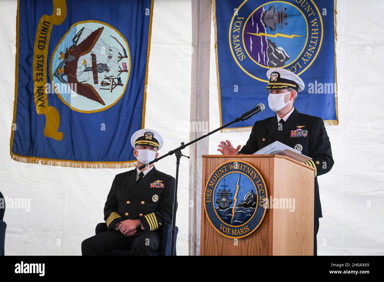 120114-N-XT273-0084 GAETA, Italie (janv14, 2021) le capitaine Dave Pollard, commandant de l'USS Mount Whitney, prononce des remarques à bord du navire de commandement et de contrôle de la Sixième flotte américaine USS Mount Whitney (LCC 20) lors de la célébration du 50e anniversaire du navire, le 14 janvier 2021, à Gaeta, en Italie.La U.S. Sixth Fleet, dont le siège est à Naples, en Italie, mène toute la gamme des opérations conjointes et navales, souvent de concert avec des partenaires alliés et interagences, afin de promouvoir les intérêts nationaux, la sécurité et la stabilité des États-Unis en Europe et en Afrique. Banque D'Images