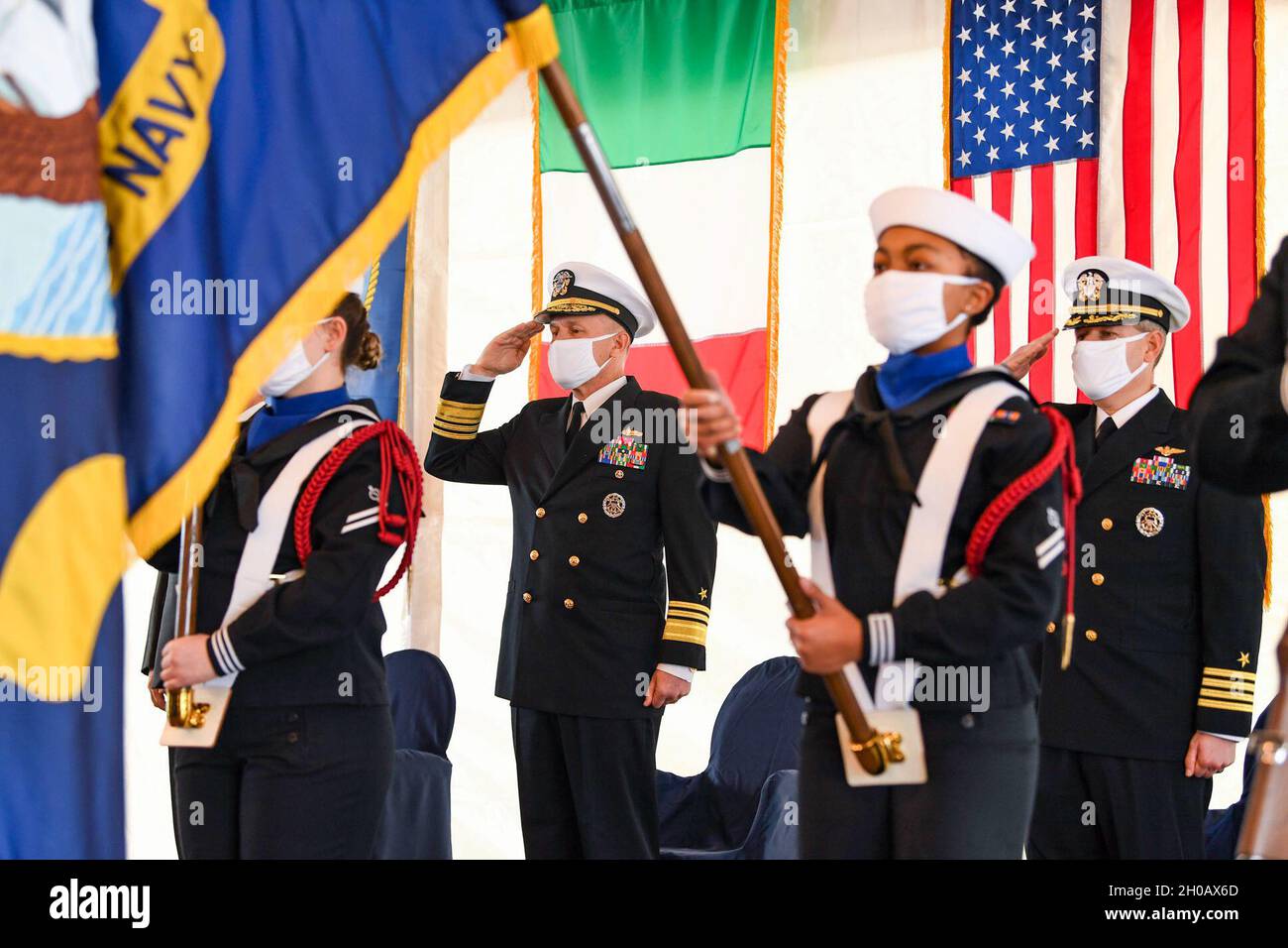 120114-N-XT273-0073 GAETA, Italie (janv14, 2021) Vice SMA.Gene Black, commandant de la Sixième flotte américaine, au centre à gauche, et le capitaine Dave Pollard, commandant de l'USS Mount Whitney, au centre à droite, saluent à bord du navire de commandement et de contrôle de la Sixième flotte américaine USS Mount Whitney (LCC 20) lors de la célébration du 50e anniversaire du navire, le 14 janvier 2021, à Gaeta, en Italie.La U.S. Sixth Fleet, dont le siège est à Naples, en Italie, mène toute la gamme des opérations conjointes et navales, souvent de concert avec des partenaires alliés et interagences, afin de promouvoir les intérêts nationaux américains, la sécurité et la stabilité en Europe et Banque D'Images