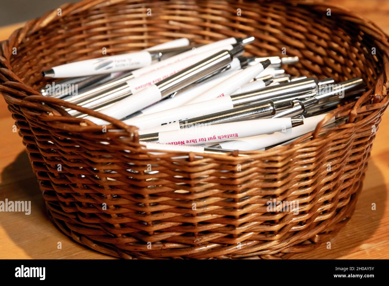 Panier avec beaucoup de stylos à bille avec des sayings motivants inscrits sur eux Banque D'Images