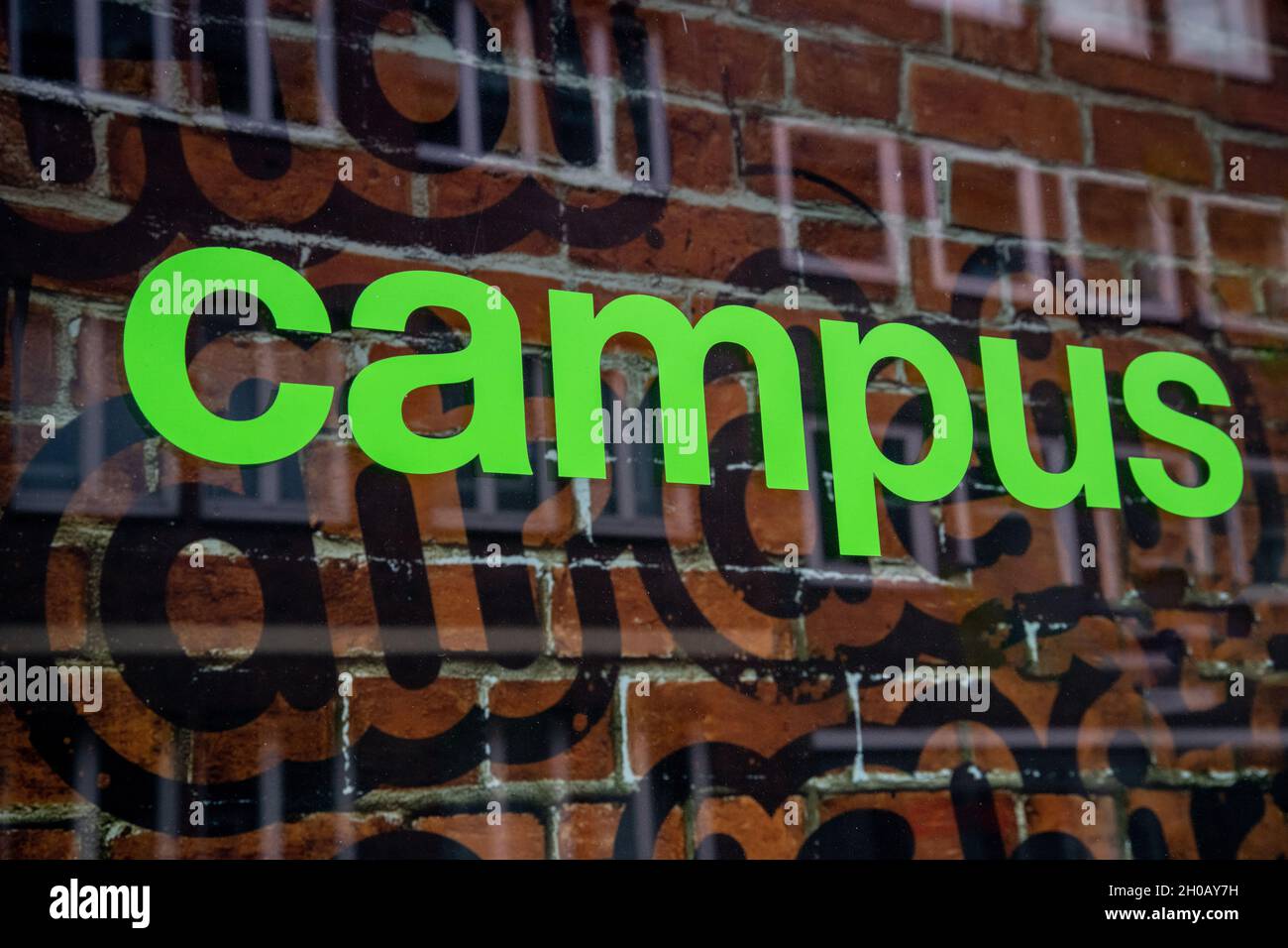 Mot campus en lettres vertes sur un mur de briques Banque D'Images