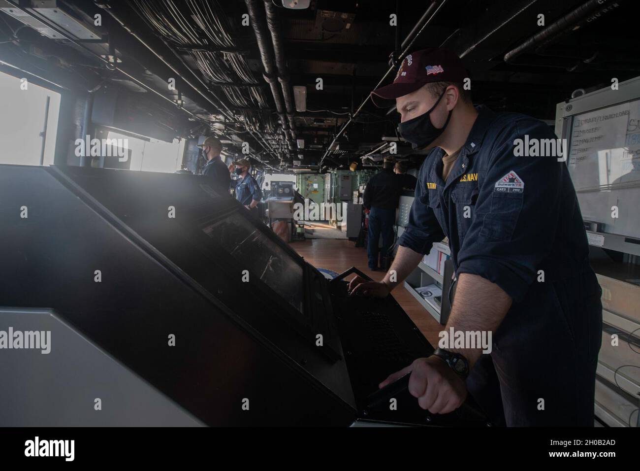 210114-N-FO865-1018OCÉAN INDIEN (janv14, 2020) – U.S. Navy Lt. j.g.Christopher Martini recherche des contacts de surface sur le système de suivi des ponts à bord du navire de transport amphibie USS San Diego (LPD 22).Le San Diego, avec le Makin Island Amphiobie Ready Group, et la 15e unité expéditionnaire maritime mènent des opérations dans la zone de responsabilité de la 6e flotte des États-Unis. Banque D'Images