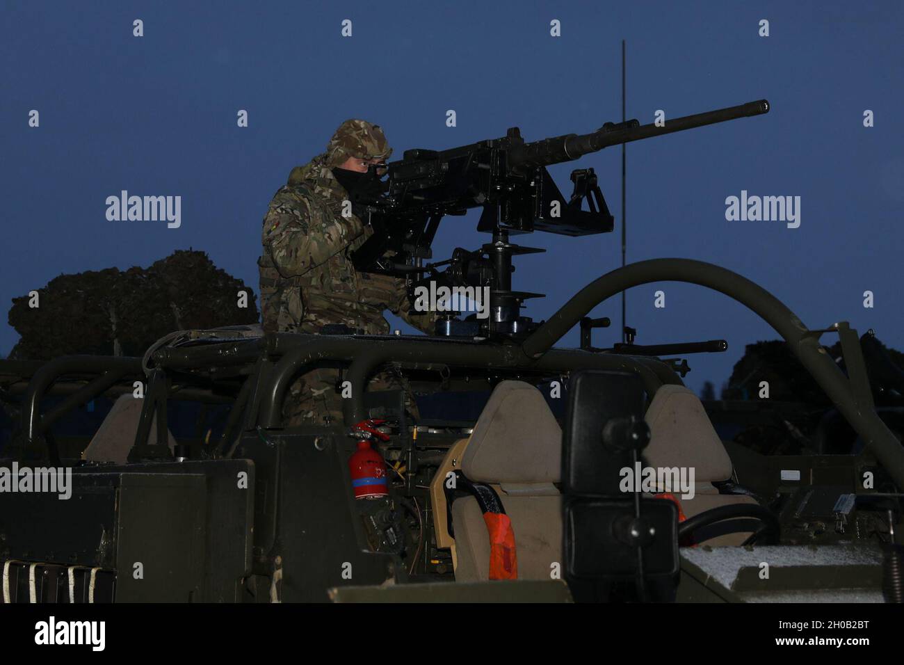 Le Britannique Cassino Trooper de la présence avancée renforcée le groupement tactique Pologne prend pour cible sa perche sur un jackal lors d'un cours opérateur d'armes à plate-forme sur une aire enneigée le 14 janvier 2021, à la zone d'entraînement de Bemowo Piskie. Banque D'Images