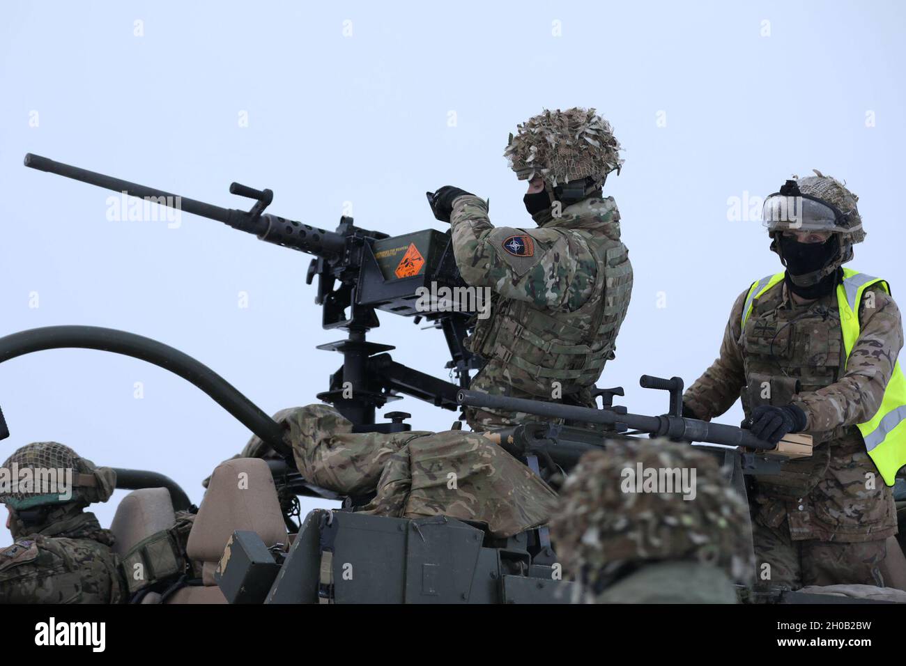 La troupe de Cassino britannique du groupement tactique de présence avancée renforcée Pologne prépare son arme lors d'un cours d'opérateur d'armes à plate-forme sur une aire couverte de neige le 14 janvier 2021, dans la zone d'entraînement de Bemowo Piskie. Banque D'Images