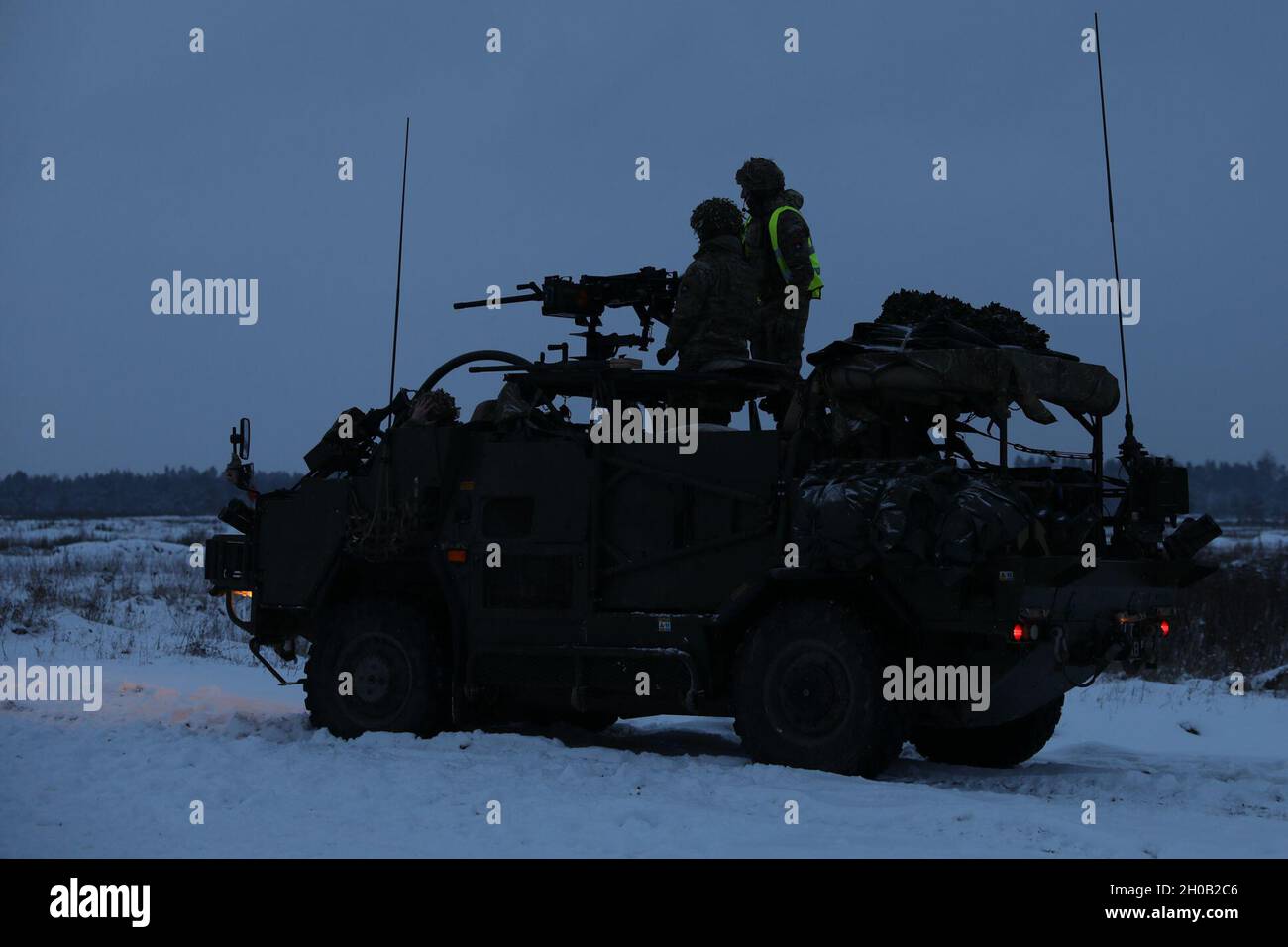 Cassino Troopers du groupement tactique de présence avancée renforcée Pologne a silhoueté sur un jackal alors qu'ils se préparent à entrer dans la gamme pendant un cours opérateur d'armes à plate-forme 14 janvier 2021, à la zone d'entraînement de Bemowo Piskie. Banque D'Images