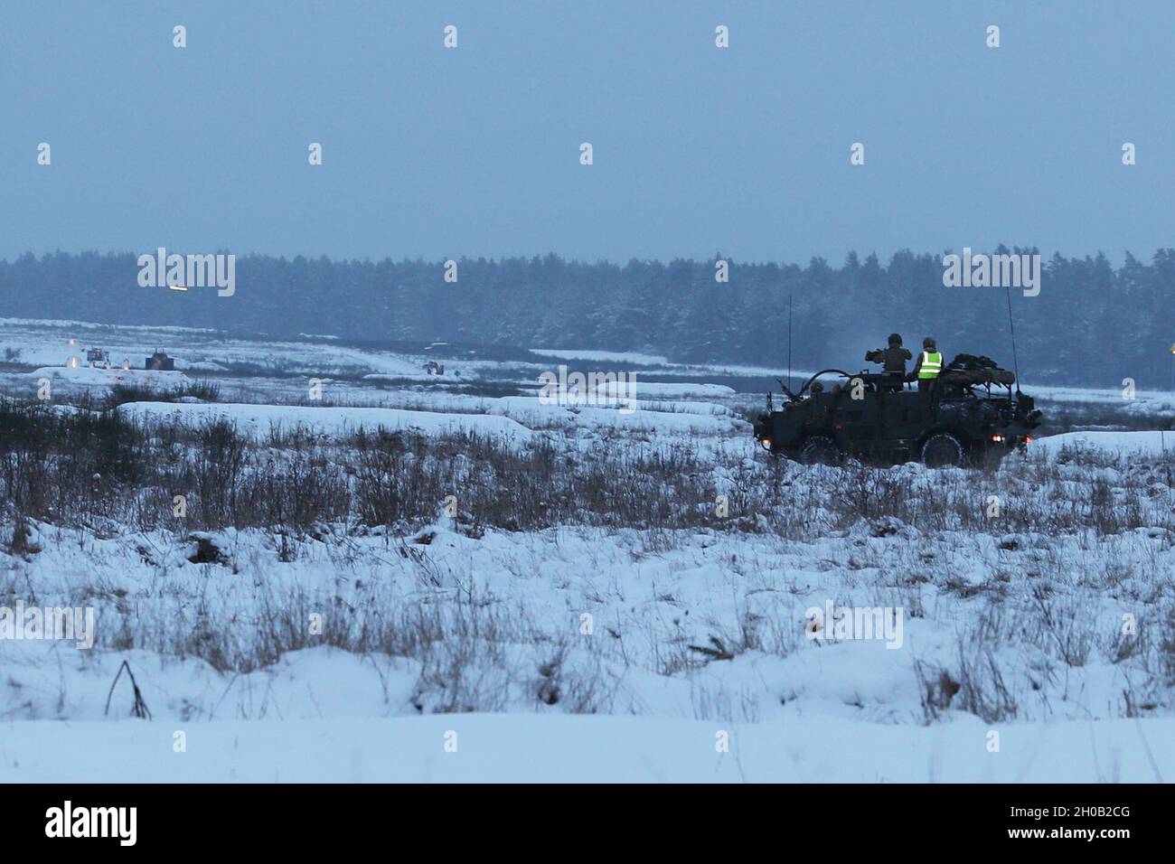Tracer a des mouches rondes de 0,50 cal. Tandis que les troupes de Cassino britanniques du groupe de combat de présence avancée amélioré Pologne ont tiré vers le bas de portée lors d'un cours opérateur d'armes à plate-forme sur une aire couverte de neige le 14 janvier 2021, dans la zone d'entraînement de Bemowo Piskie. Banque D'Images