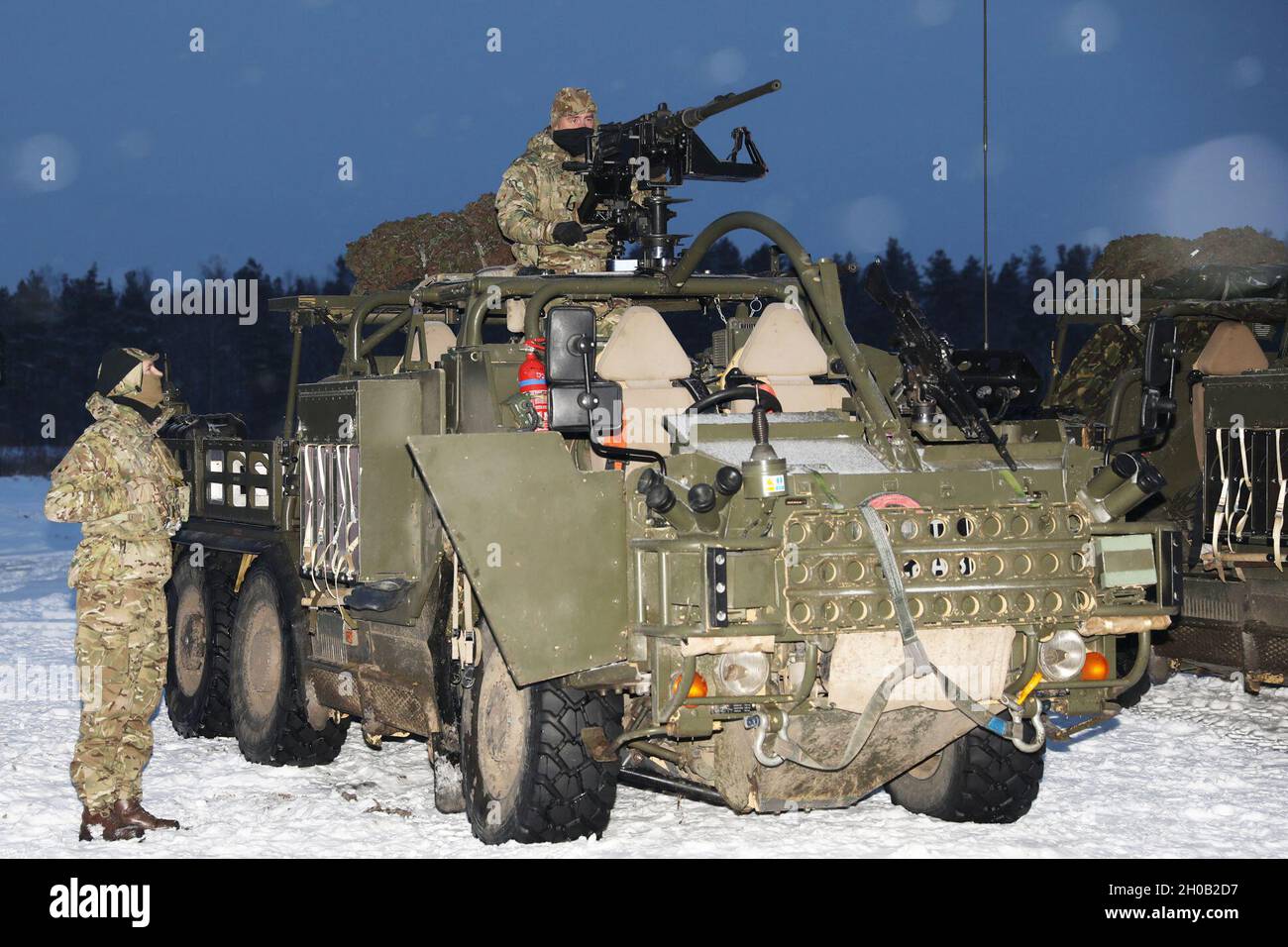 Les troopeurs Cassino du groupement tactique de présence avancée renforcée Pologne préparent leur arme pour le champ de tir lors d'un stage d'opérateur d'armes à plateforme, le 14 janvier 2021, dans la zone d'entraînement de Bemowo Piskie. Banque D'Images