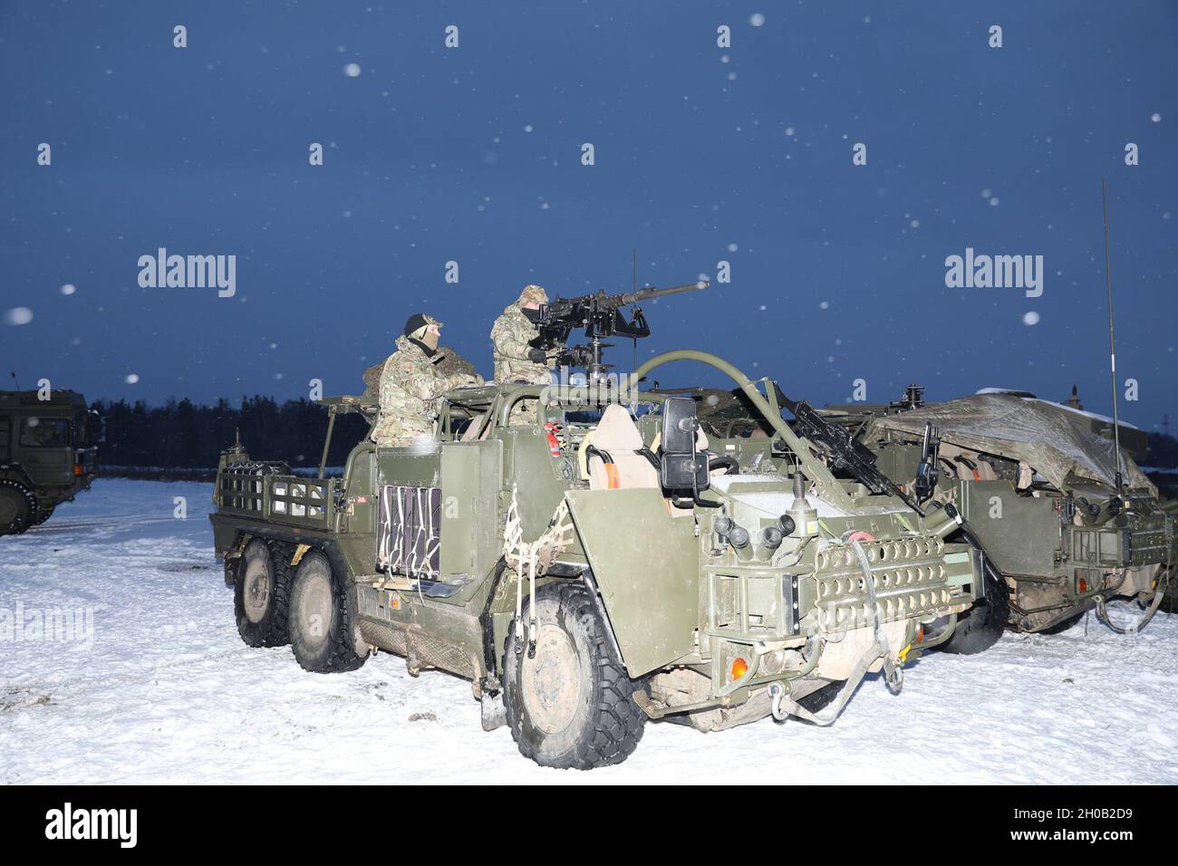 La troupe de Cassino britannique du groupement tactique de présence avancée renforcée Pologne travaille au-dessus d'une plate-forme d'armes jackales lors d'un cours d'opérateur d'armes à plate-forme le 14 janvier 2021, dans la zone d'entraînement de Bemowo Piskie. Banque D'Images