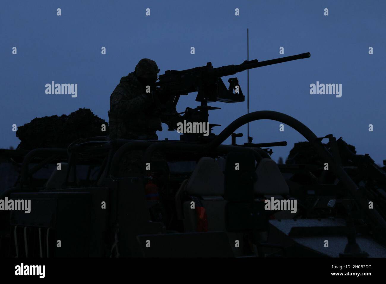 La troupe de Cassino britannique du groupement tactique de présence avancée renforcée Pologne a silhoueté sur une plate-forme d'armes jackales lors d'un cours d'opérateur d'armes à plate-forme le 14 janvier 2021, dans la zone d'entraînement de Bemowo Piskie. Banque D'Images